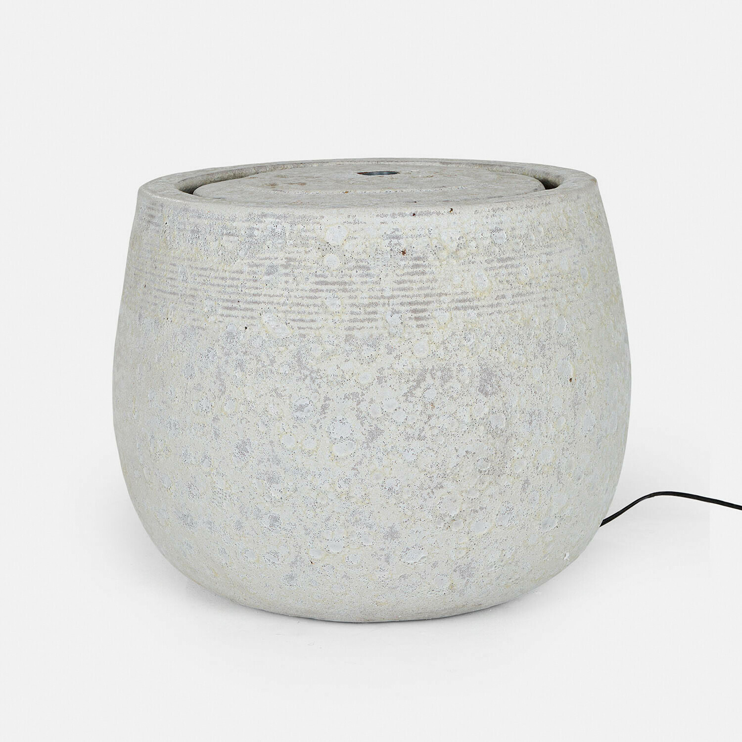 crème Fontaine Seravia crème en pierre avec forme arrondie, parfaite pour la décoration extérieure