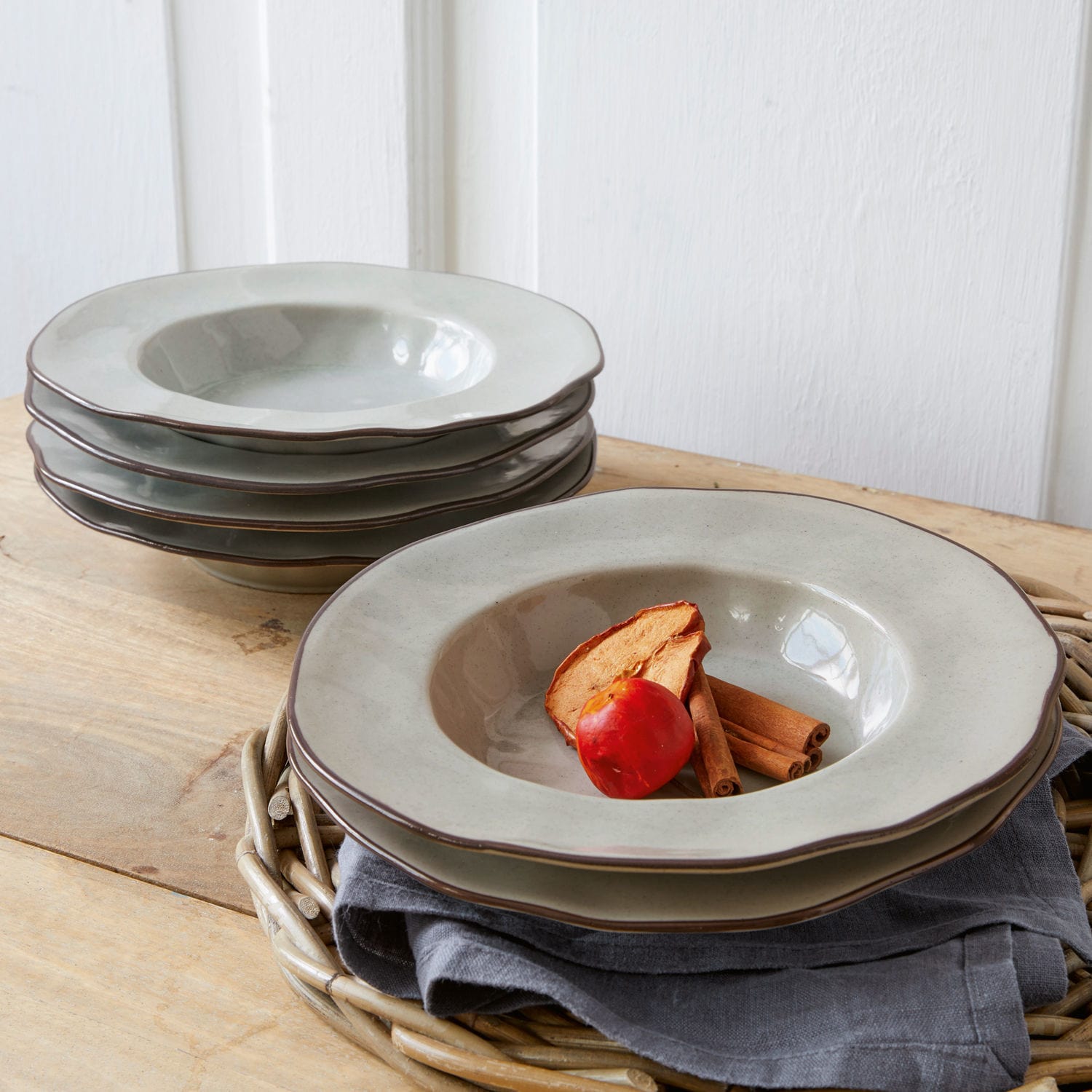Lot de 6 assiettes creuses Biarré Ensemble d'assiettes creuses en céramique grise sur table en bois avec décoration d'épices