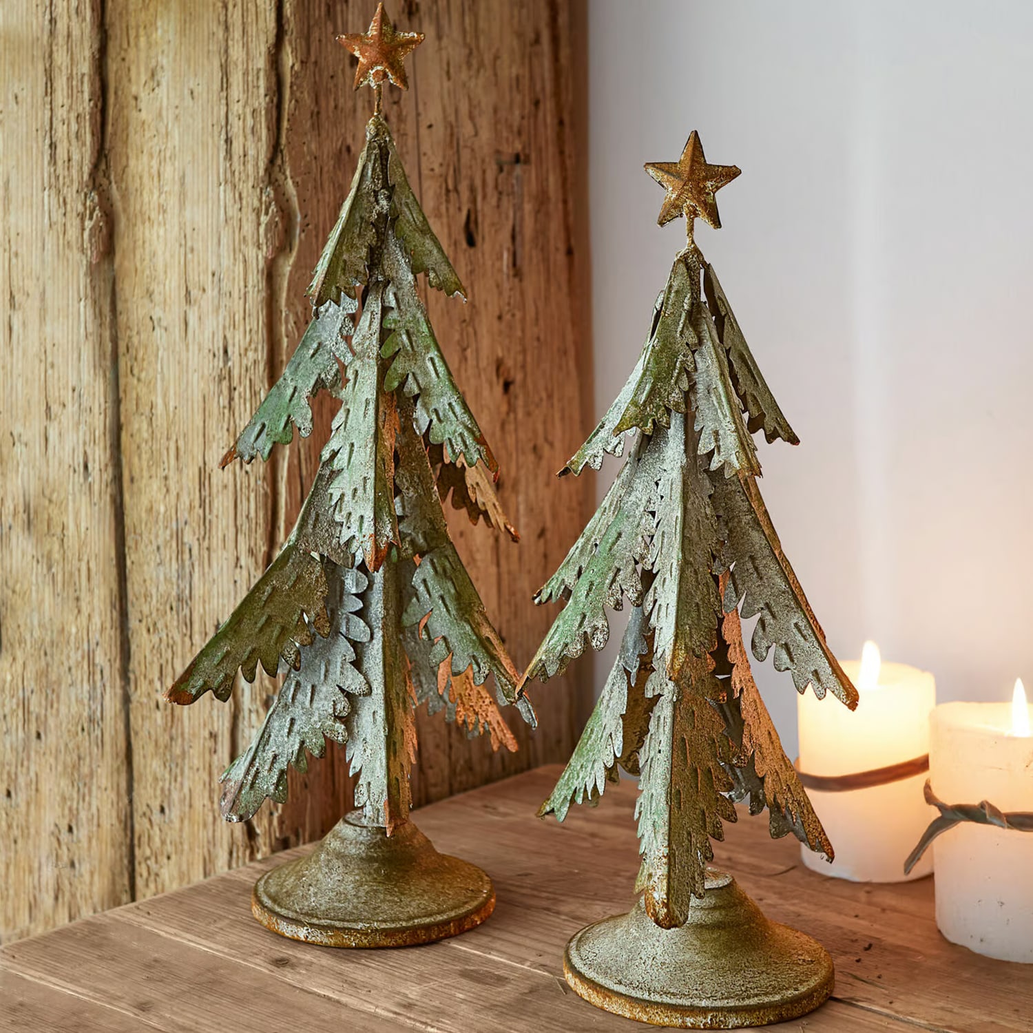 Deux sapins décoratifs en métal vert avec étoiles dorées, décoration de table pour Noël rustique