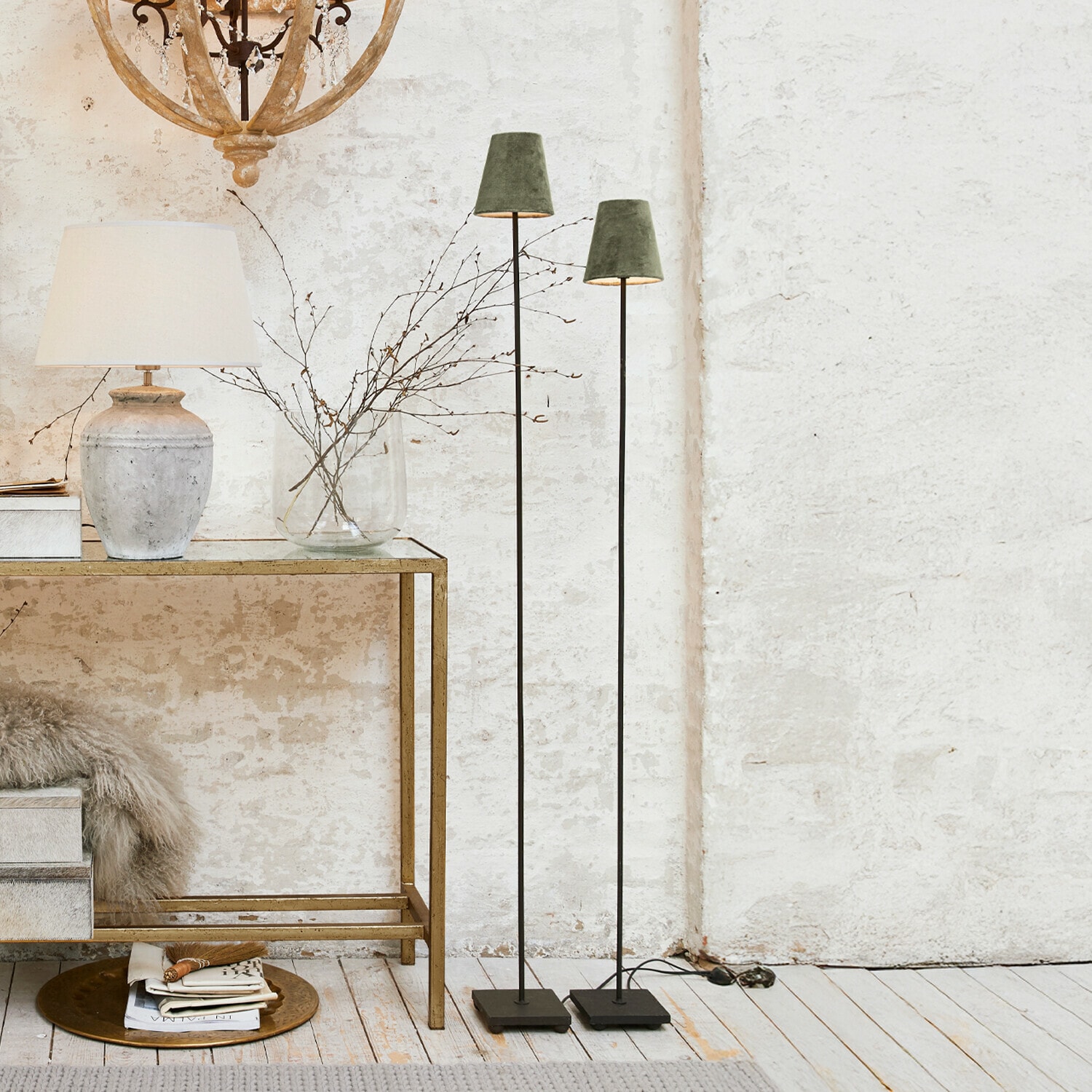 Lot de 2 lampadaires Tacoma Ensemble de deux lampes sur pied noires avec abat-jours verts et table d'appoint dorée au style vintage