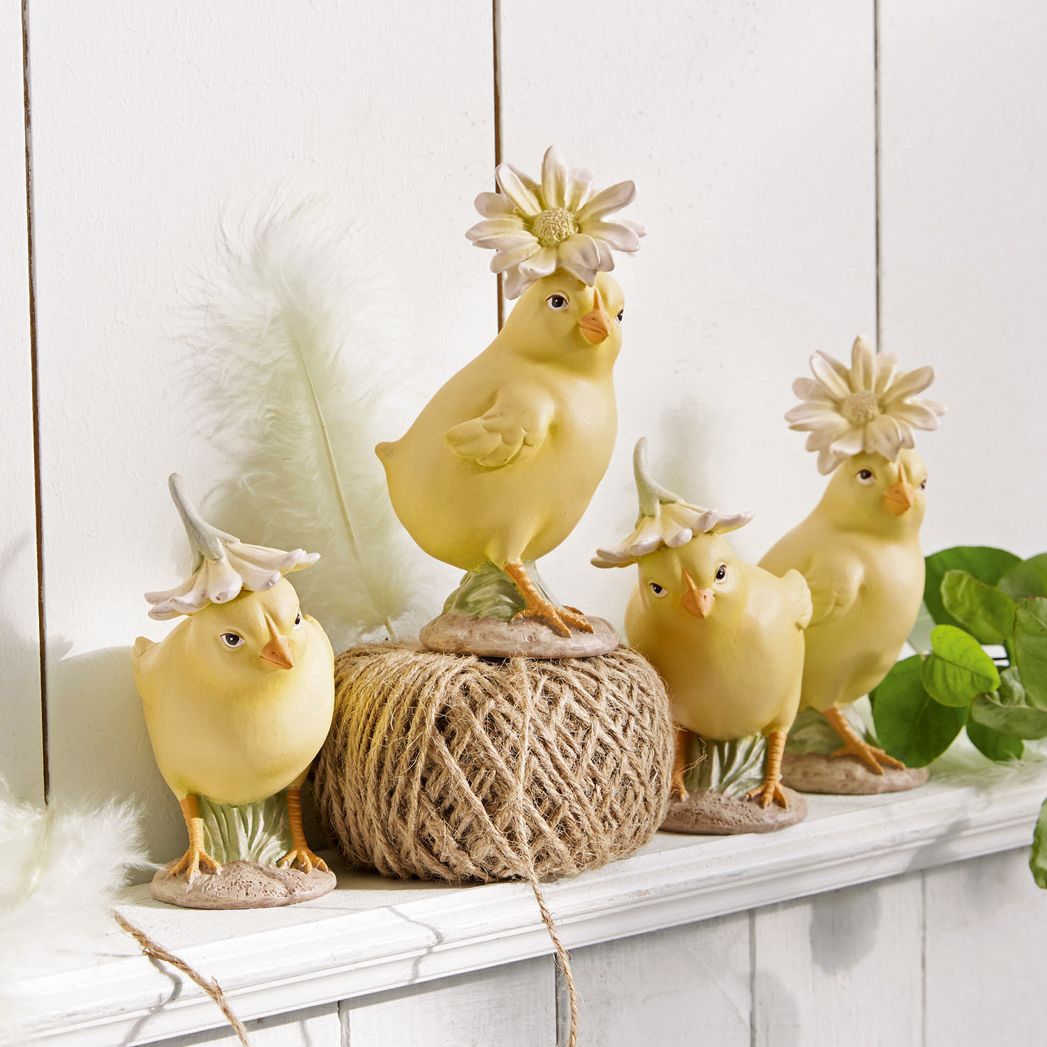 Lot de 4 poussins Garsonne Quatre figurines de poussins jaunes en céramique avec chapeaux floraux sur une étagère blanche décorative