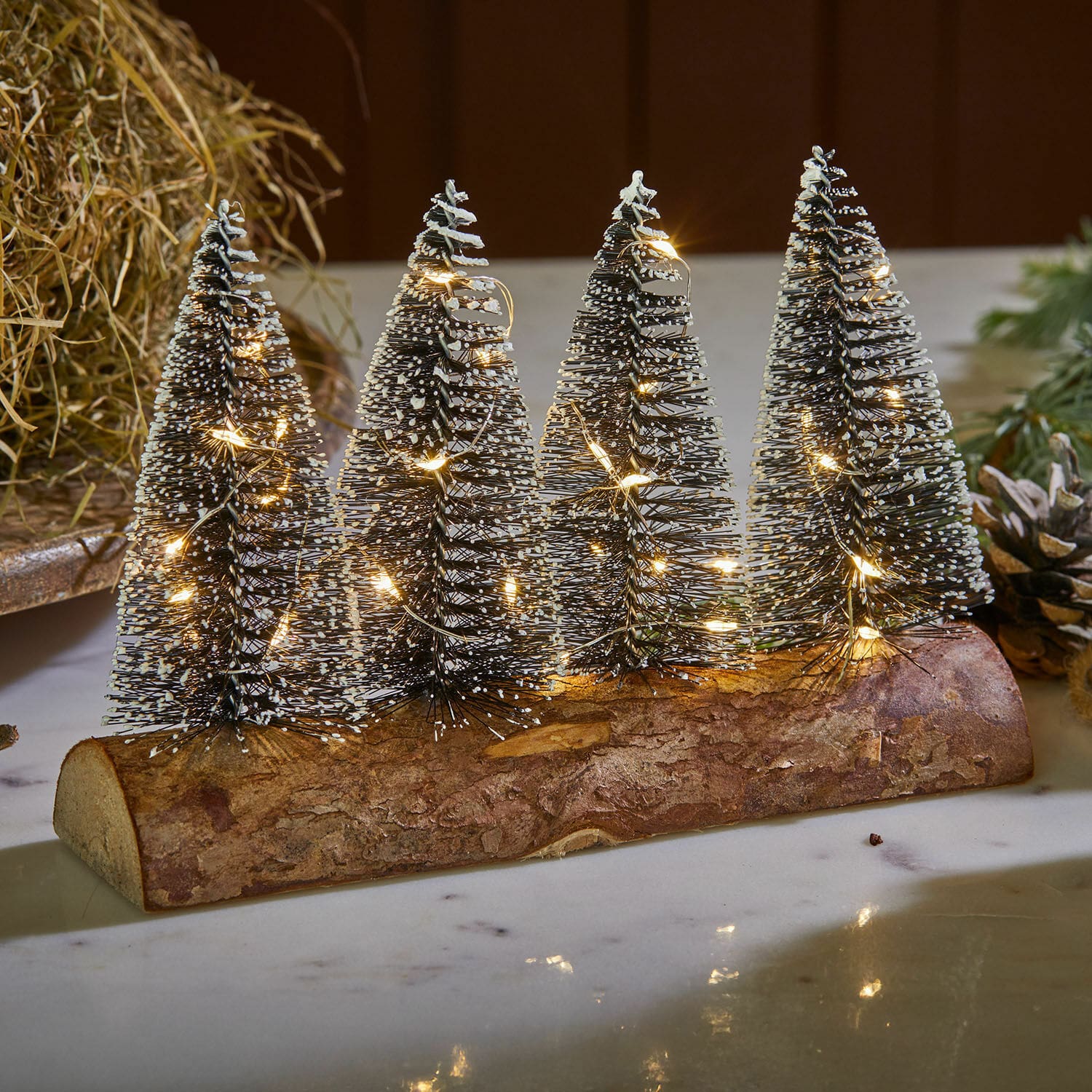 Sapins déco à LED Grimstad Décoration de Noël avec sapins en fil noir sur base en bois éclairée par guirlande LED