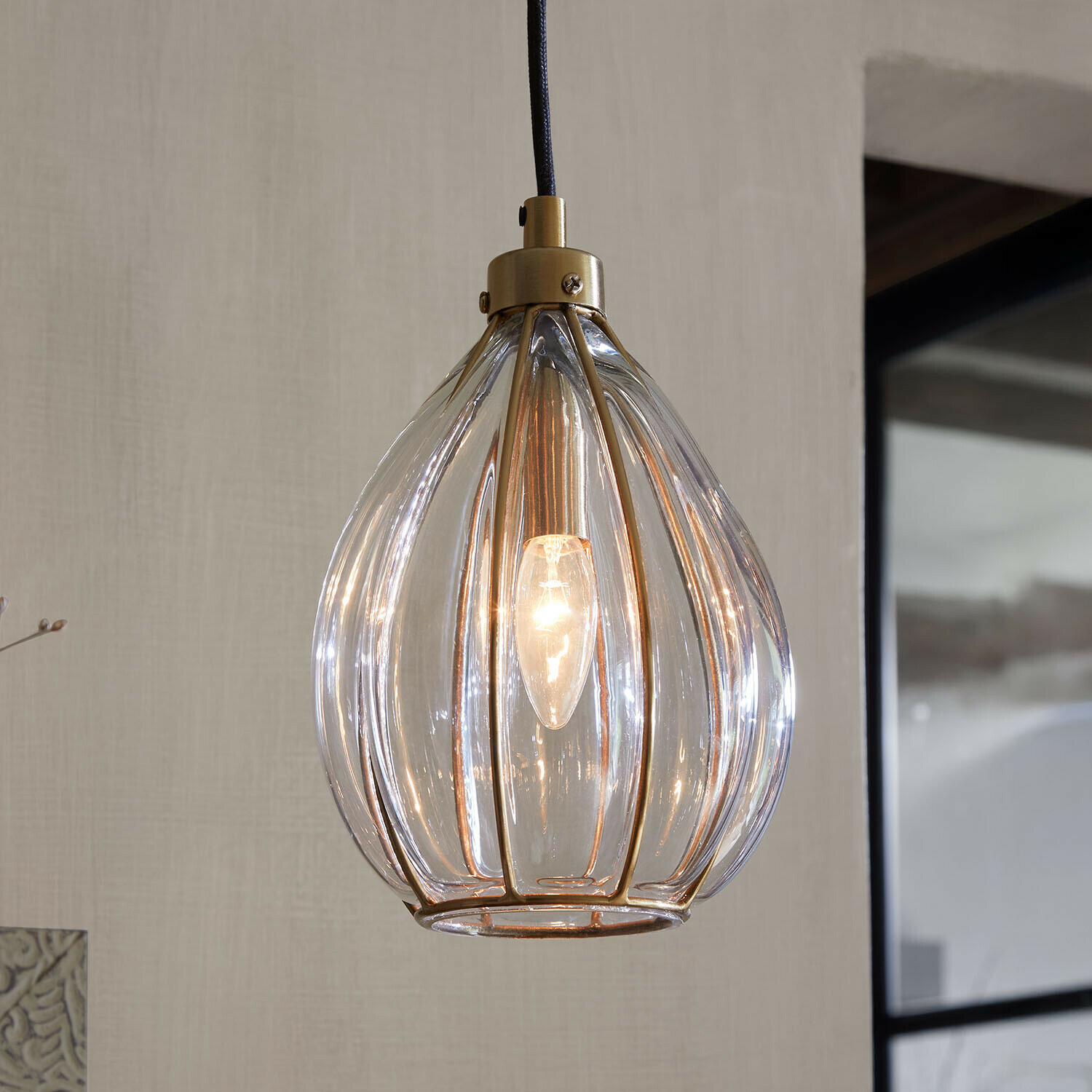 Suspension Velunas Suspension en verre avec cadre en métal doré, éclairage moderne pour salon élégant