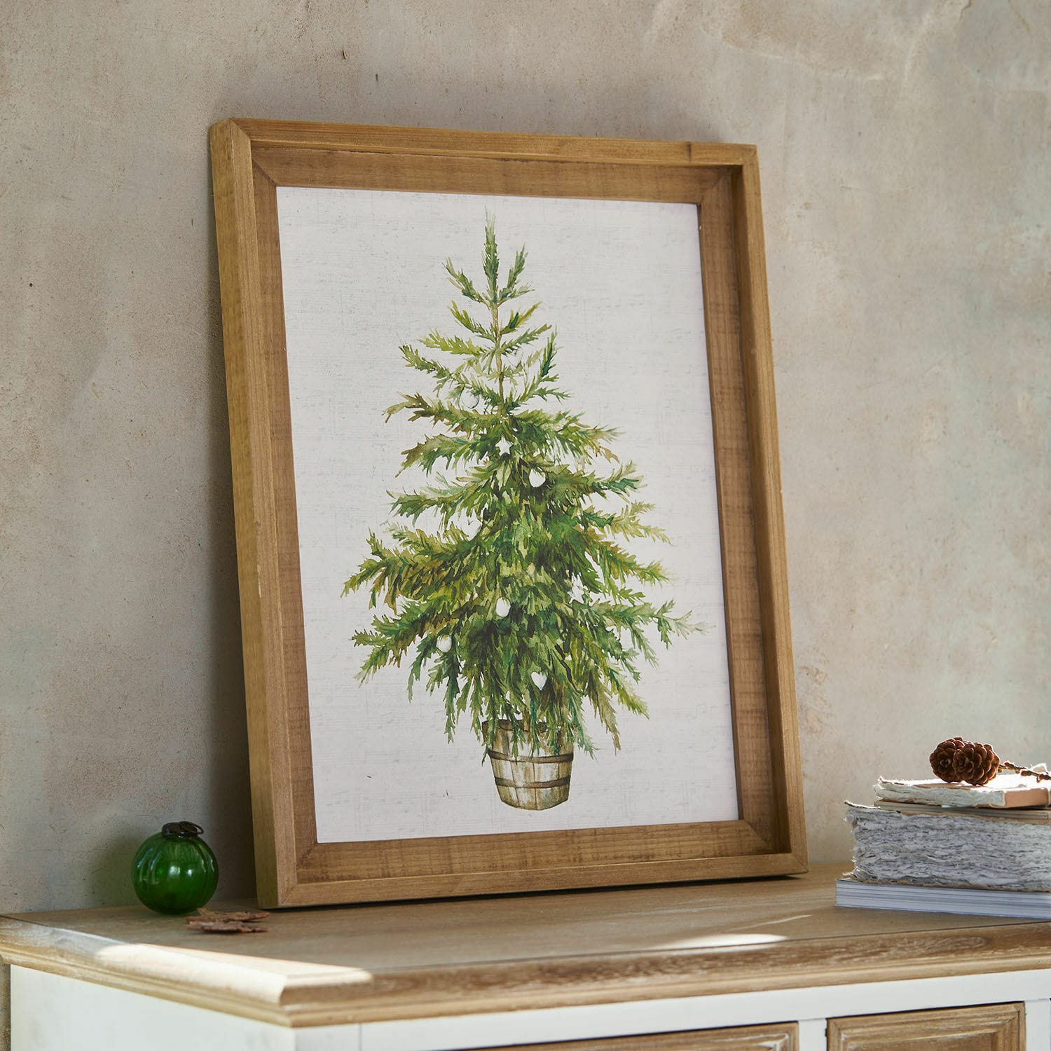 Tableau Nadirah Tableau avec un sapin vert dans un cadre en bois clair, décoration murale naturelle pour intérieur
