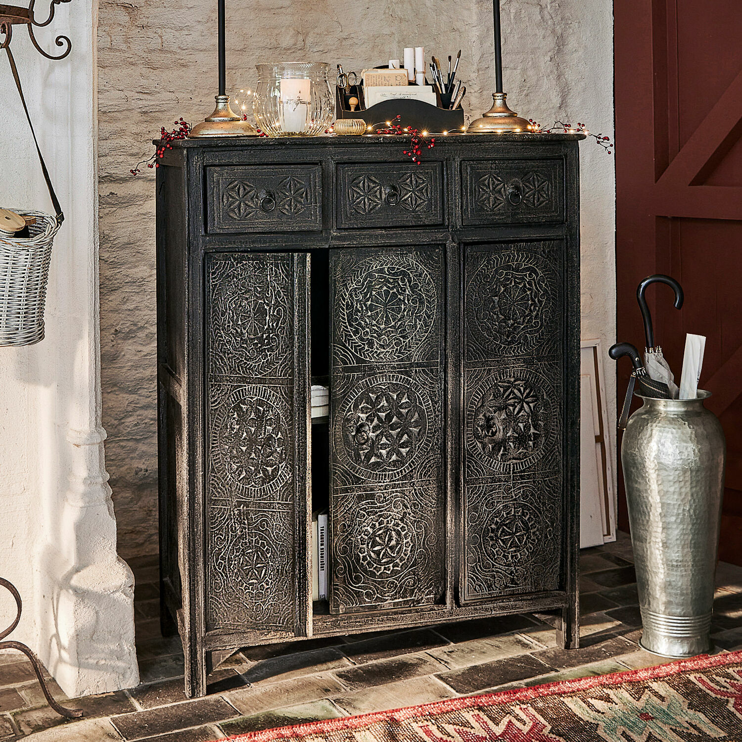 Commode Dakota Buffet noir en bois sculpté avec portes et tiroirs, meuble décoratif pour salon élégant