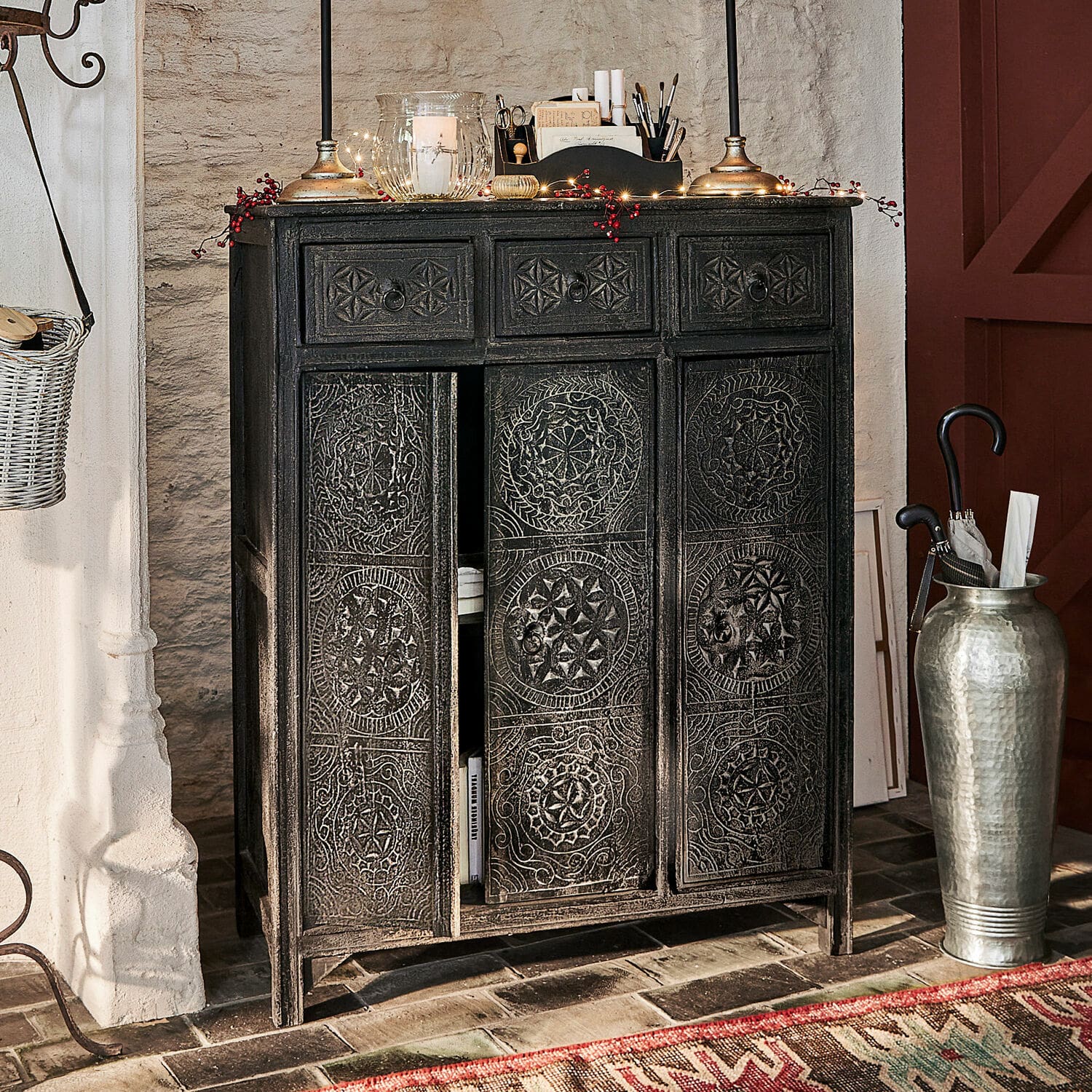 Commode Dakota Buffet noir en bois sculpté avec portes et tiroirs, meuble décoratif pour salon élégant