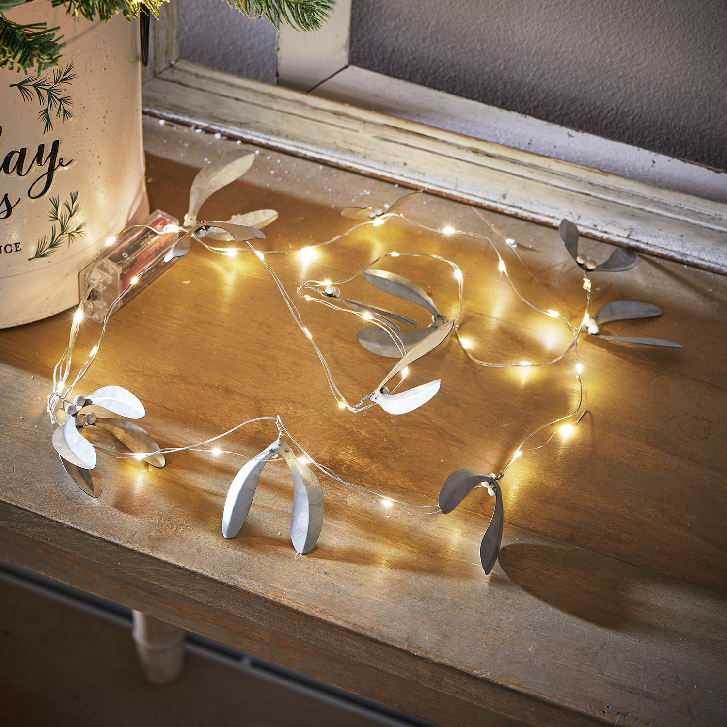Guirlande lumineuse Carivela Guirlande lumineuse délicate avec feuilles métalliques argentées posée sur une table en bois, décoration festive