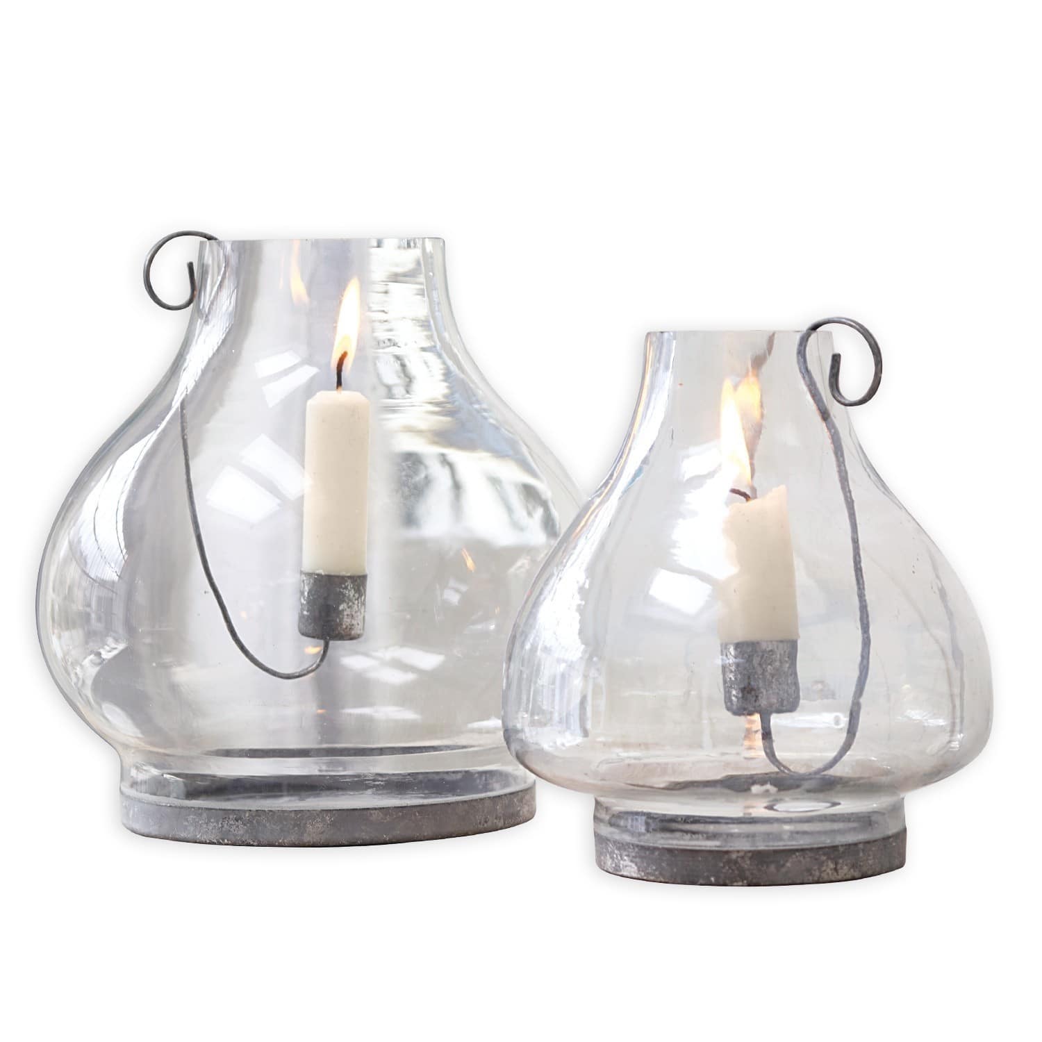 Lot de 2 photophores Vallereuil Ensemble de deux lanternes en verre transparent avec base en métal et bougies blanches allumées
