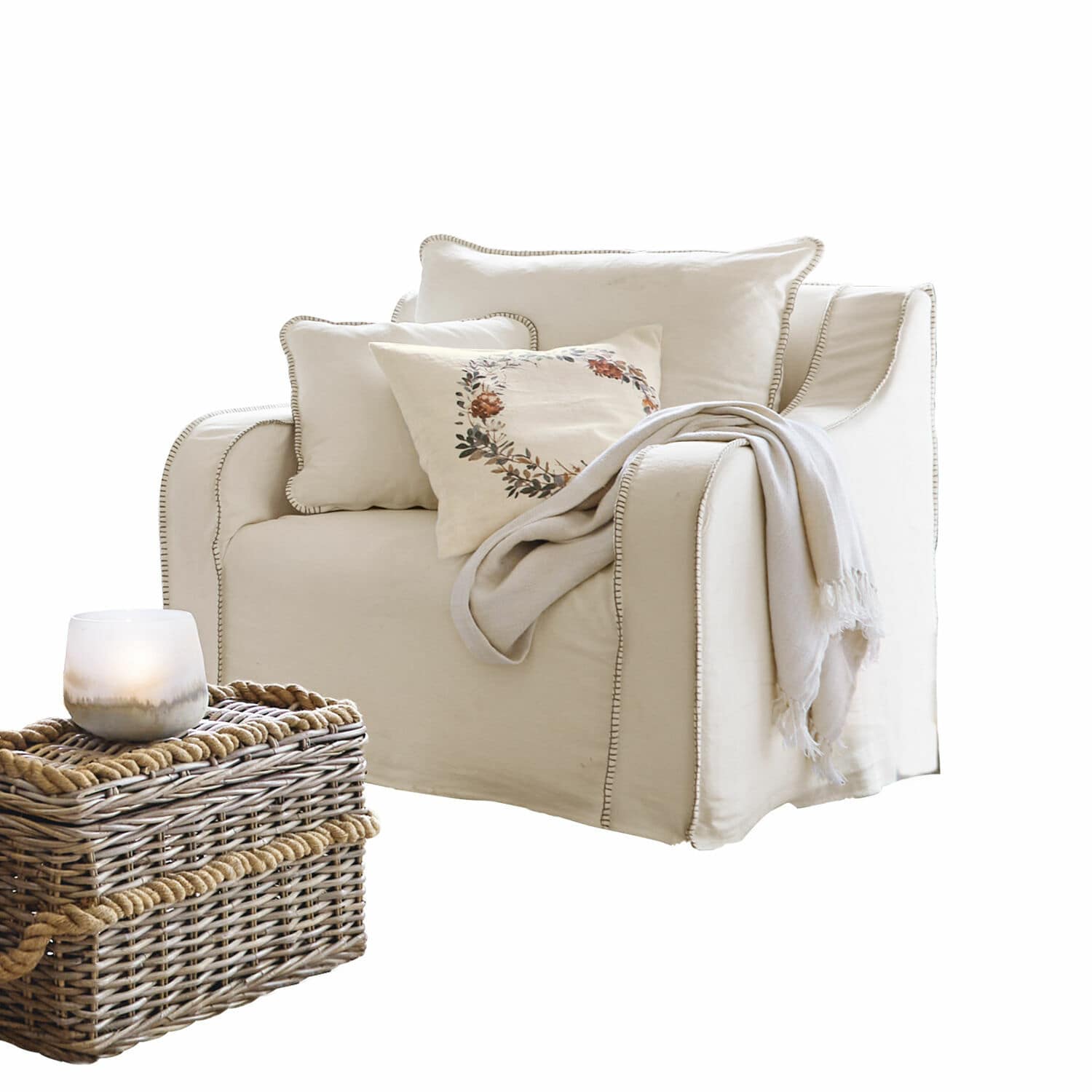 Fauteuil Ulima Fauteuil beige en tissu avec coussins et plaid, table en osier avec lanterne pour salon cosy