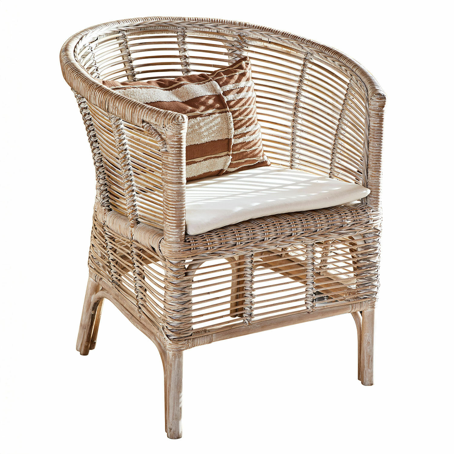 Chaise Saulnes Fauteuil en rotin naturel avec coussin blanc et coussin décoratif rayé marron
