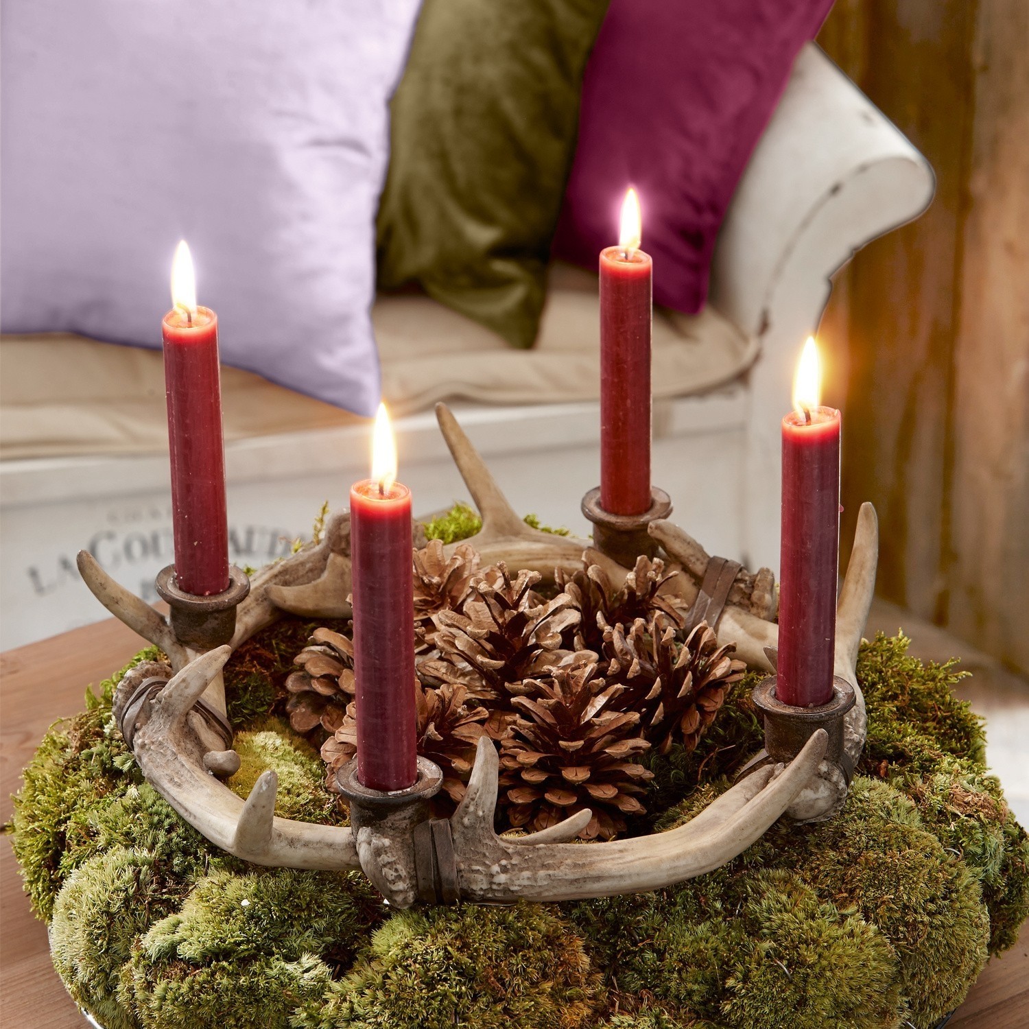 Couronne à bougies Joby Bougeoir en bois de cerf avec bougies rouges et pommes de pin sur mousse verte pour décoration intérieure
