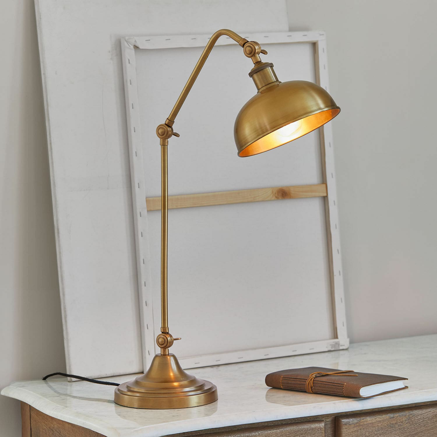 Lampe à poser Delacroille Lampe de bureau en laiton avec bras articulé sur un bureau en marbre, style vintage élégant