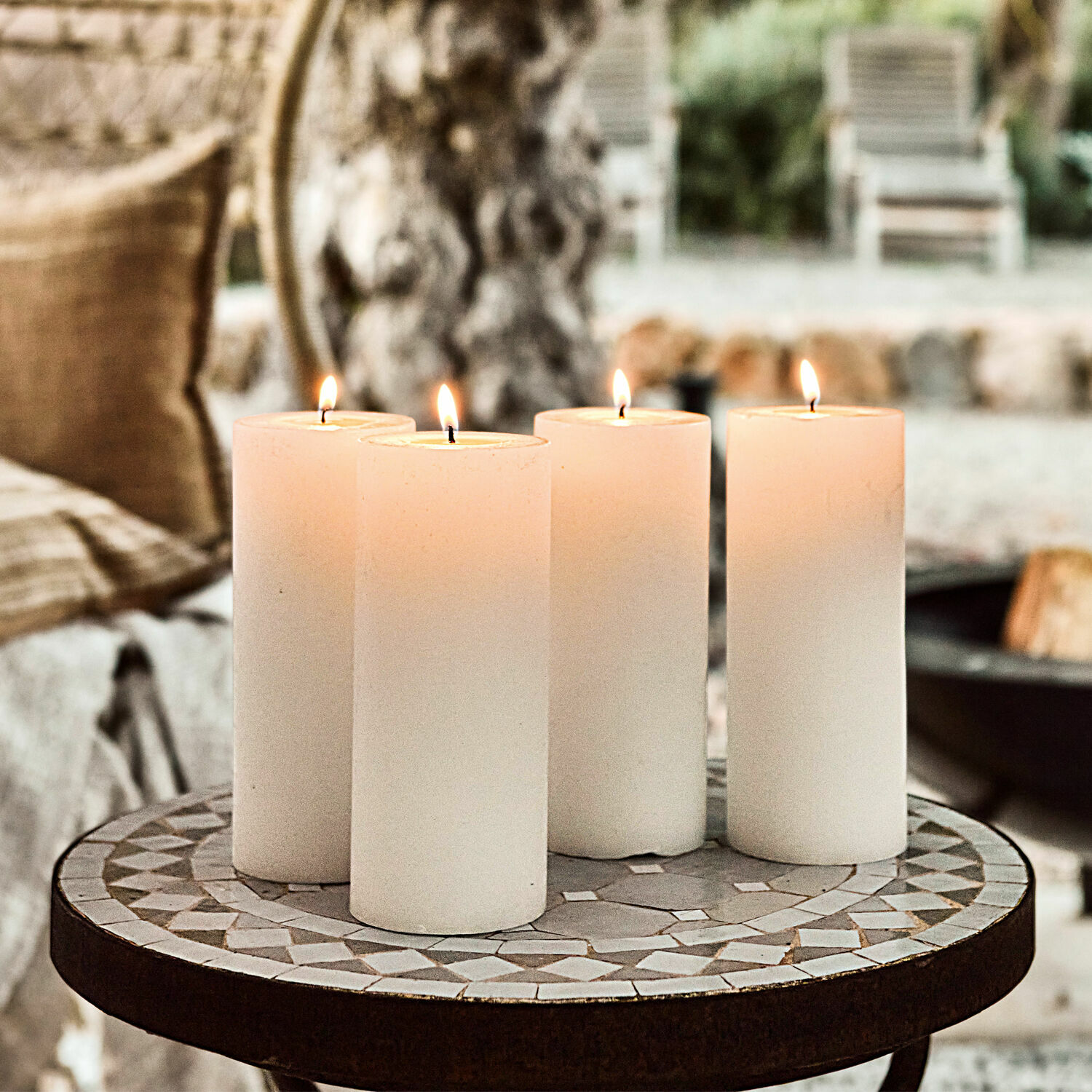 Lot de 4 bougies Homel Quatre bougies blanches sur une table mosaïque, décoration intérieure et lumière d'ambiance
