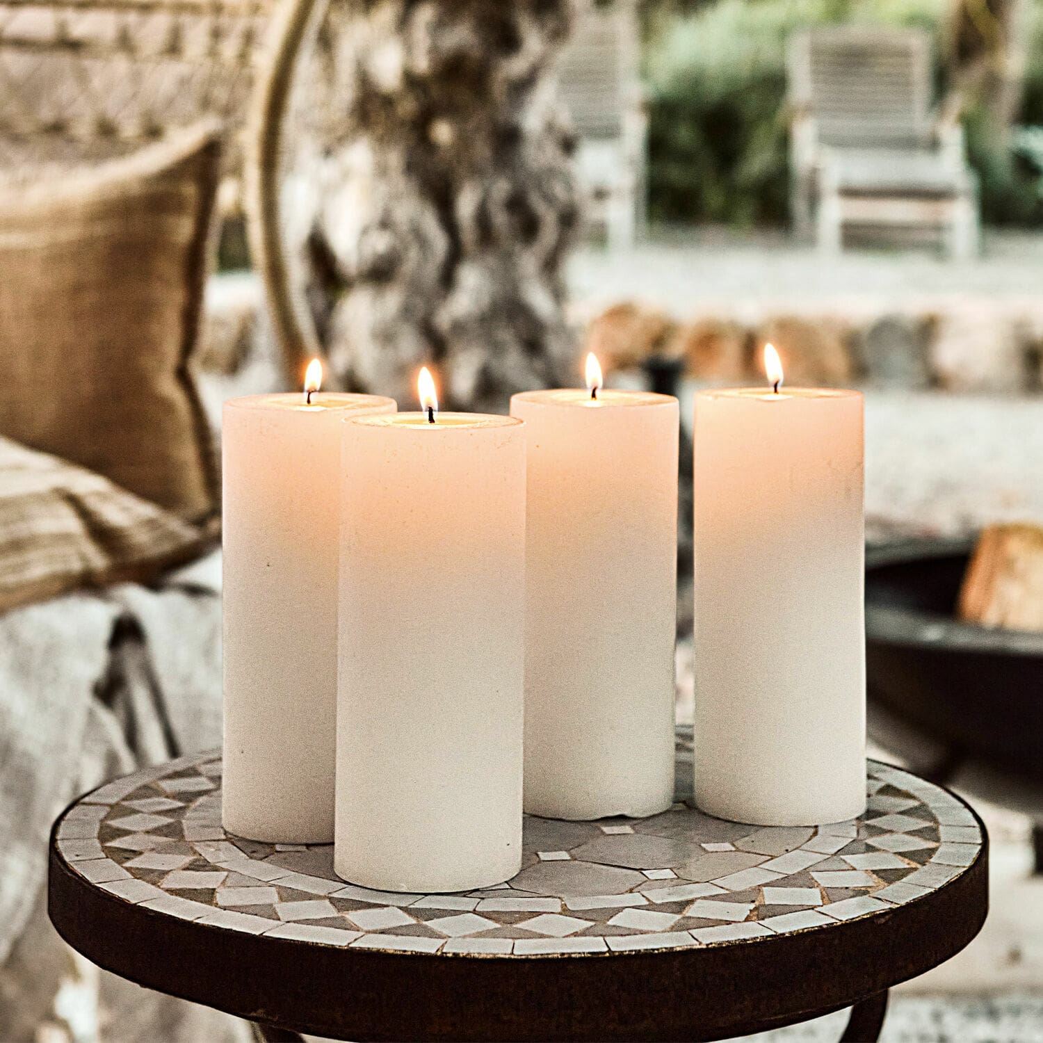 Lot de 4 bougies Homel Quatre bougies blanches sur une table mosaïque, décoration intérieure et lumière d'ambiance