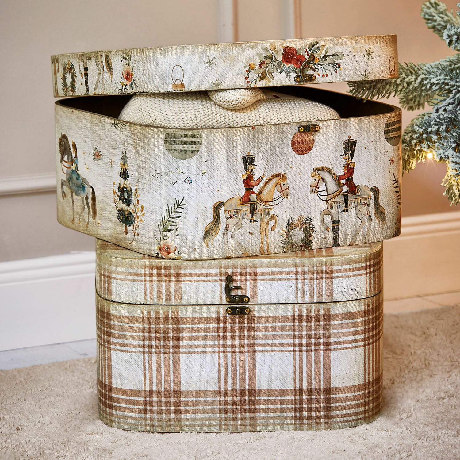 Lot de 2 boîtes Cormira Boîtes décoratives en tissu beige à carreaux marron et motif soldats à cheval, décoration de Noël