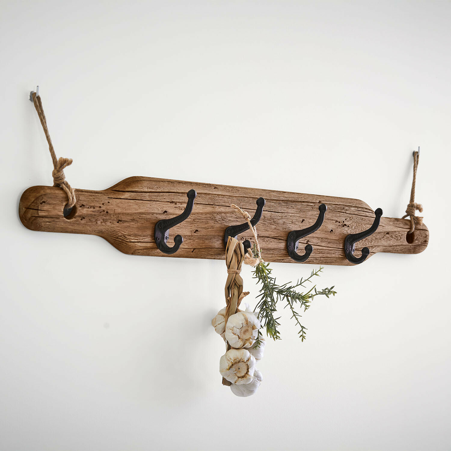 Portemanteau Havsberg Patère murale rustique en bois avec quatre crochets en métal et cordes pour suspendre