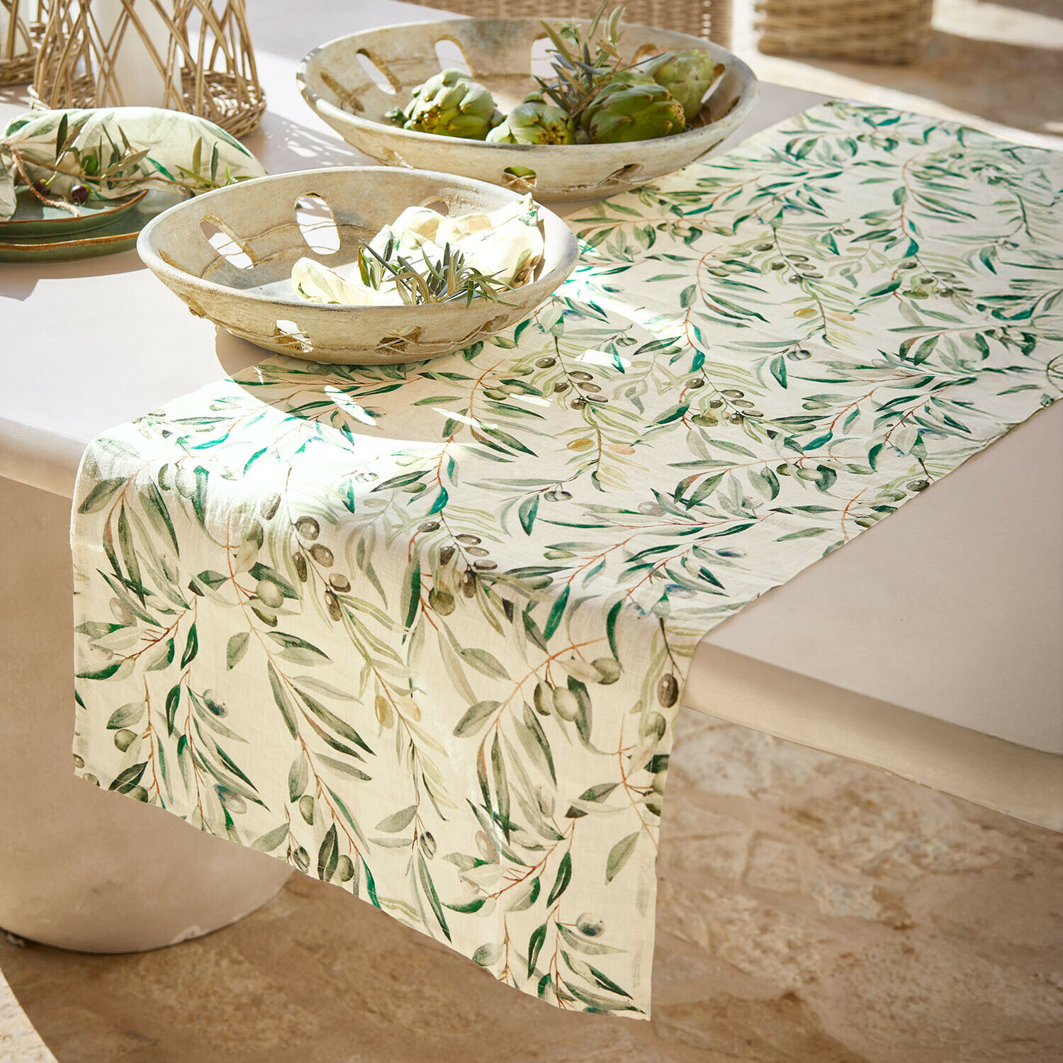 Chemin de table Nolaria Chemin de table en lin crème avec motif d'oliviers verts, décoration élégante pour table