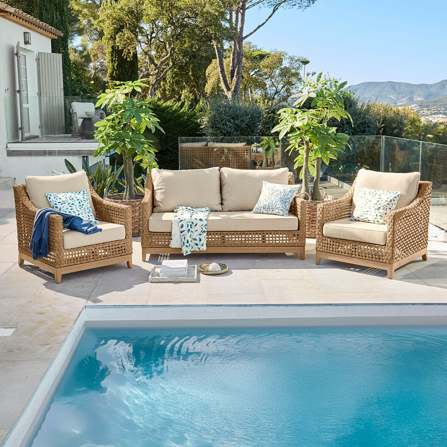 Salon de jardin Isolara Ensemble de mobilier d'extérieur en rotin marron avec coussins beige au bord d'une piscine