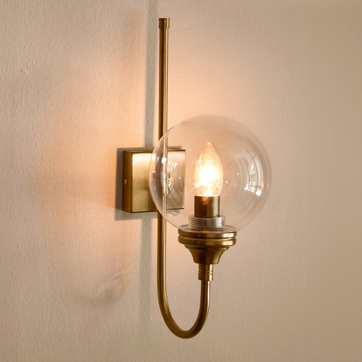Applique Anthé Applique murale en laiton avec globe en verre transparent et lumière LED chaude pour salon