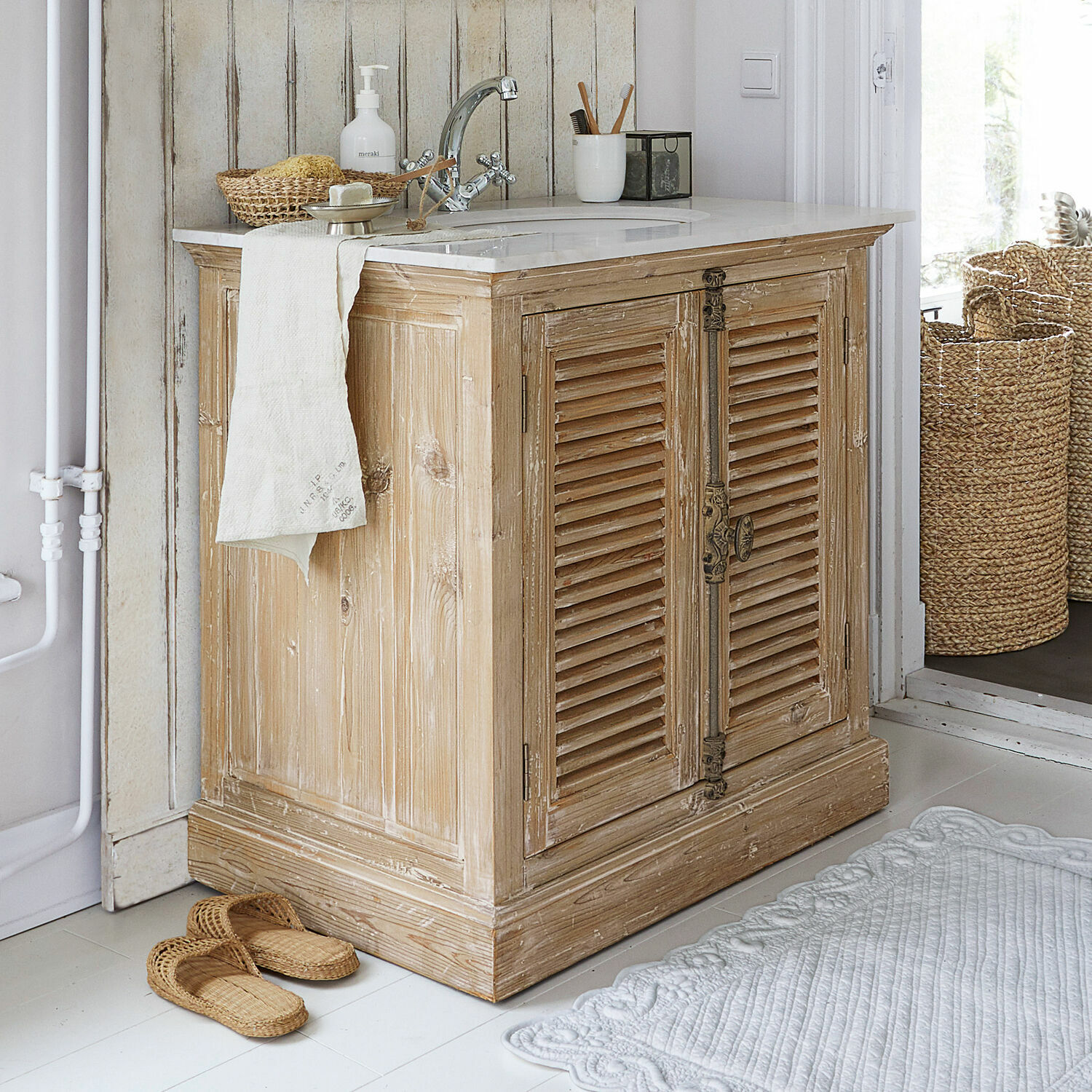Meuble et vasque Cuthbert Meuble de salle de bain en bois avec plan en marbre blanc et poignées métalliques vintage