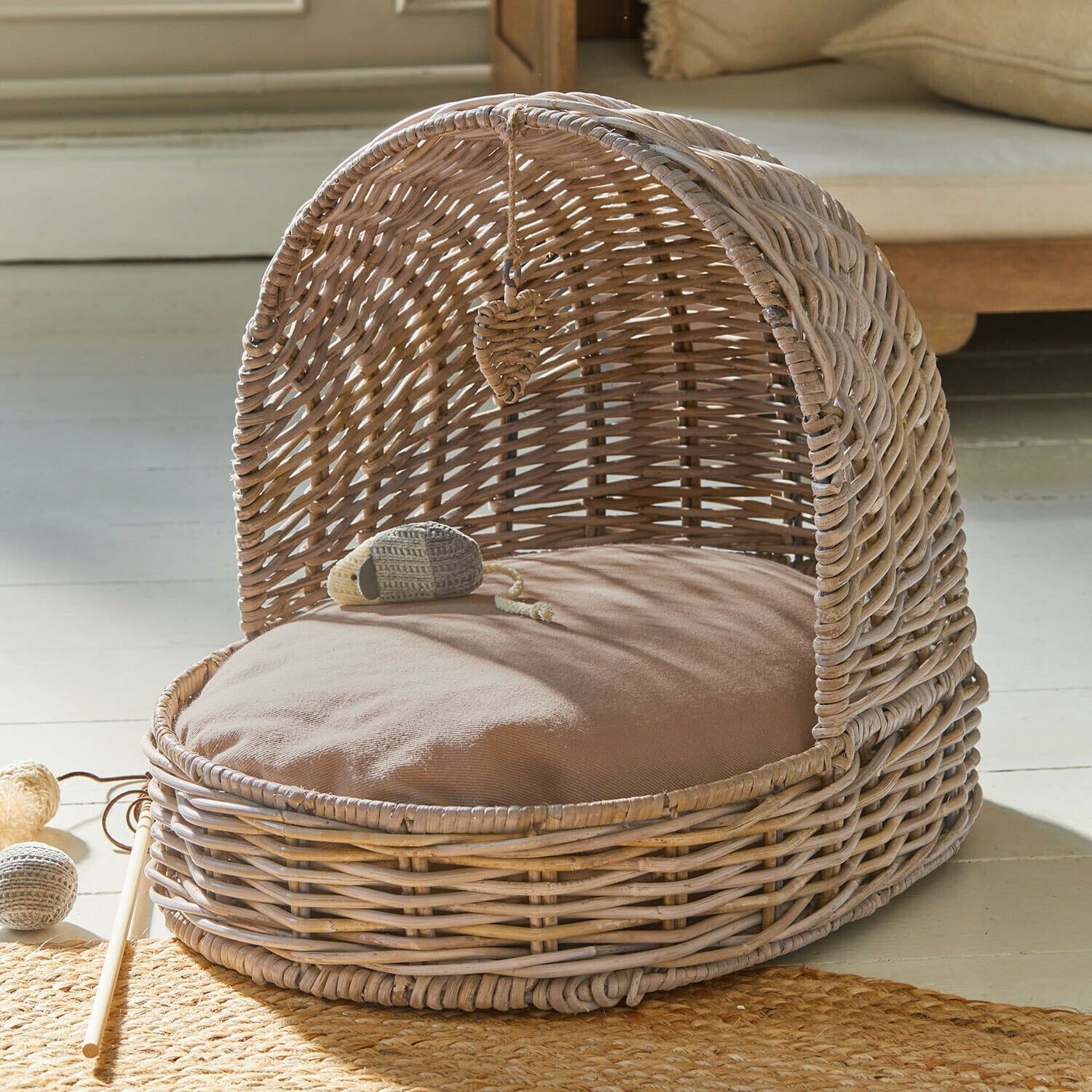 Panier pour animaux Charmoise Panier ovale en rotin avec coussin beige et toit, matériau naturel, couchage confortable pour chat