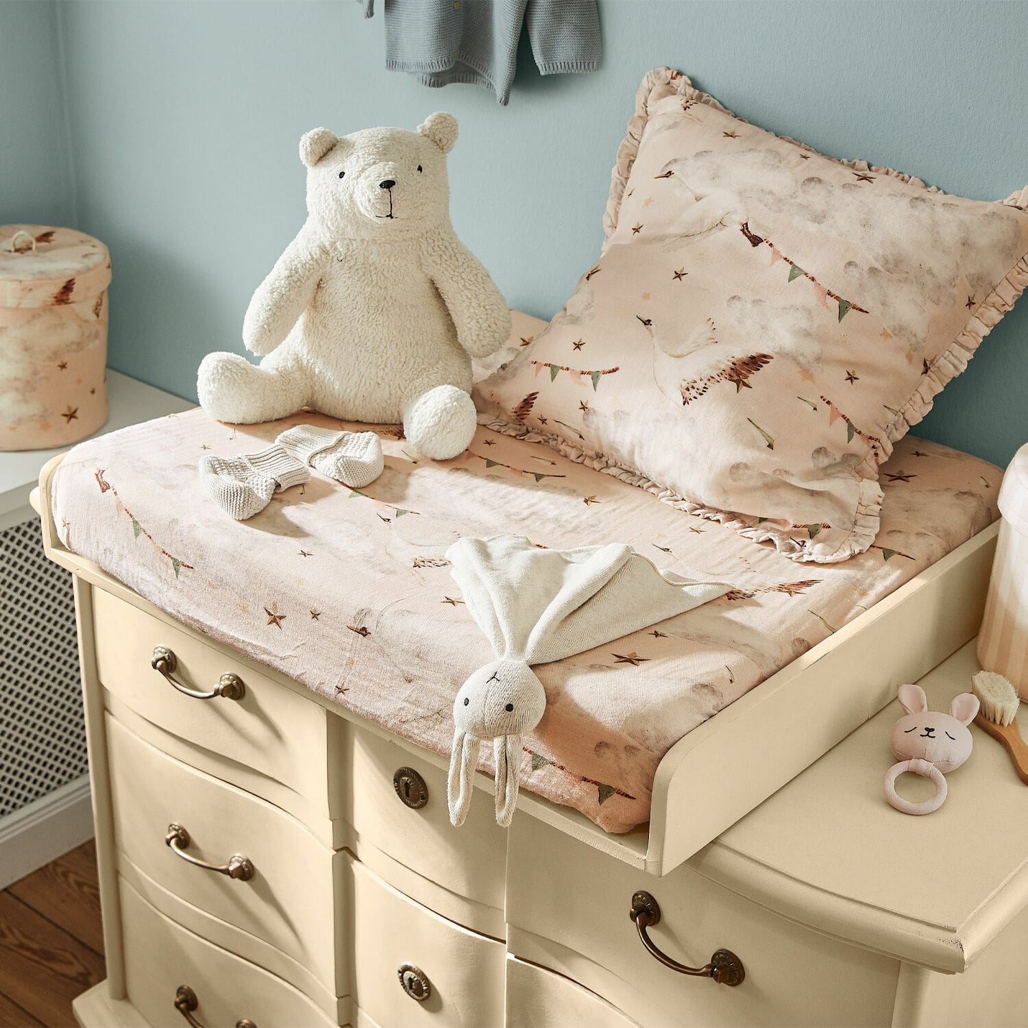 Housse de matelas à langer Bellise Coussin et matelas beige doux avec motif d'oiseaux sur commode crème dans chambre d'enfant