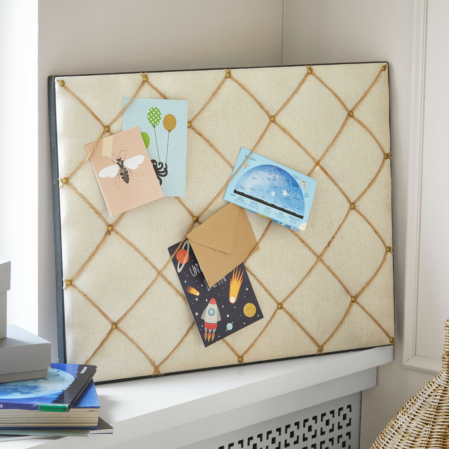 Tableau mémo Oaklynne Panneau d'affichage en tissu beige avec cordes pour accrocher des notes et cartes dans une pièce