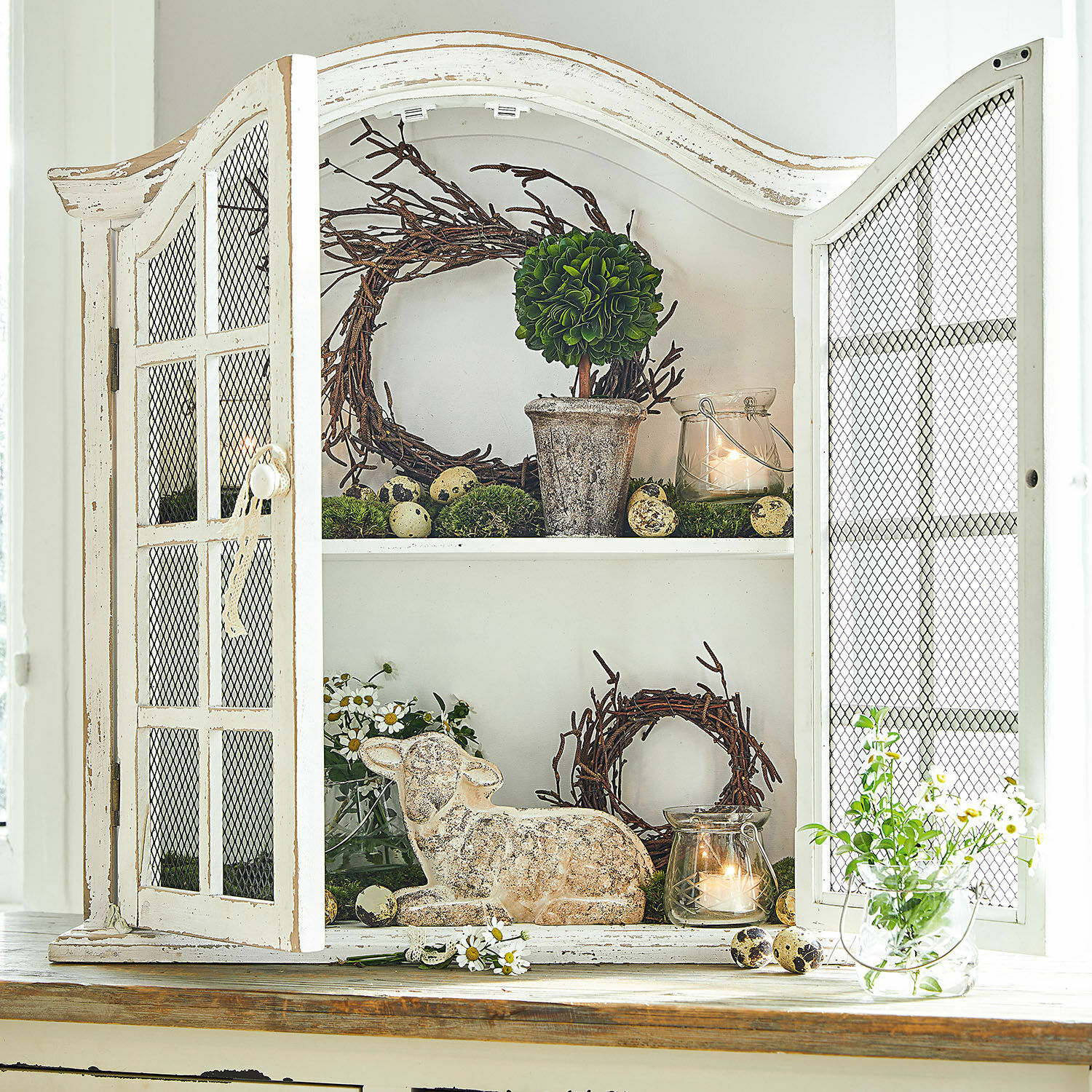 Armoire murale Monthelie Buffet en bois blanc avec portes ajourées et décorations rustiques sur les étagères