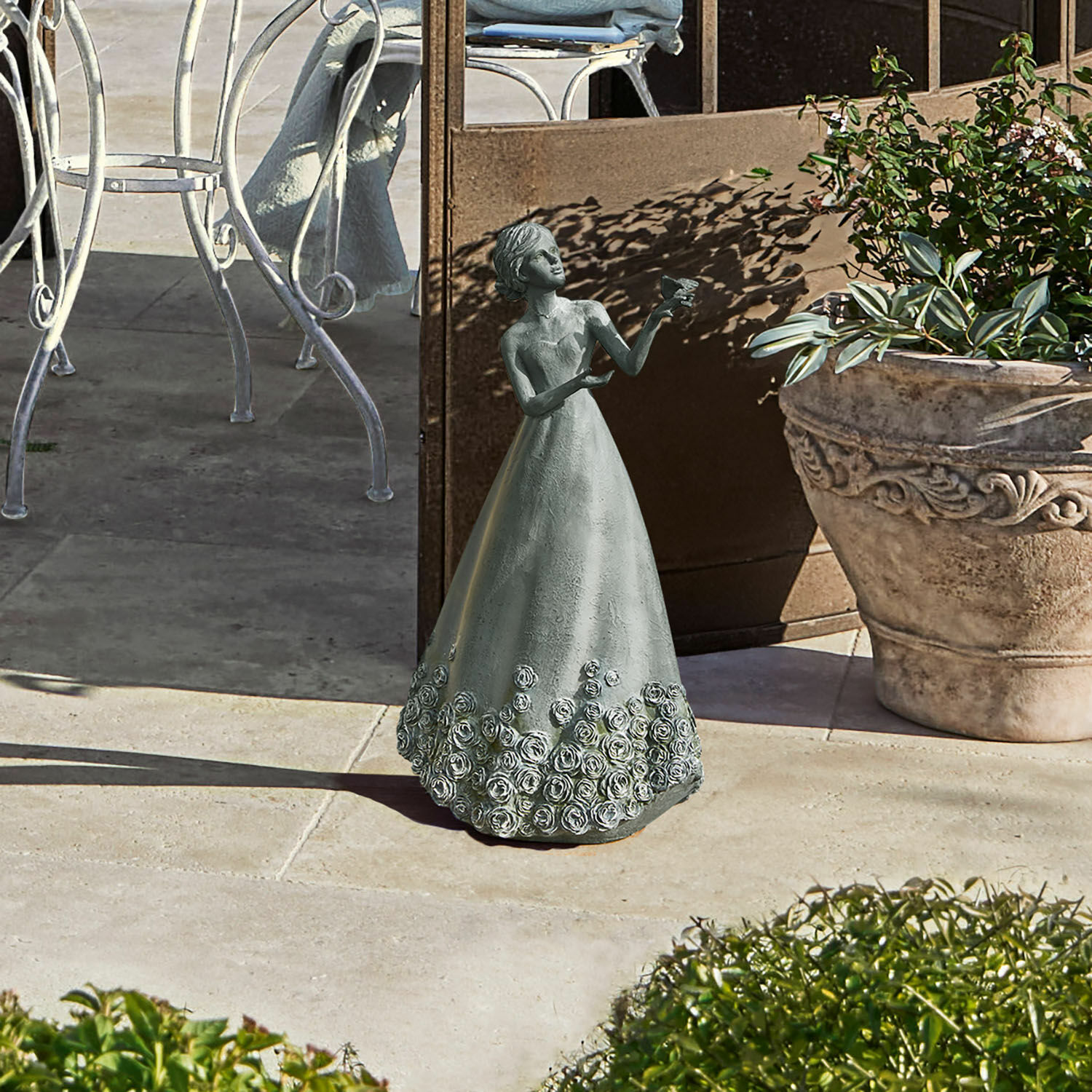 Figurine décorative Yasminah Statue de jardin en métal représentant une femme en robe grise ornée de roses, décoration extérieure