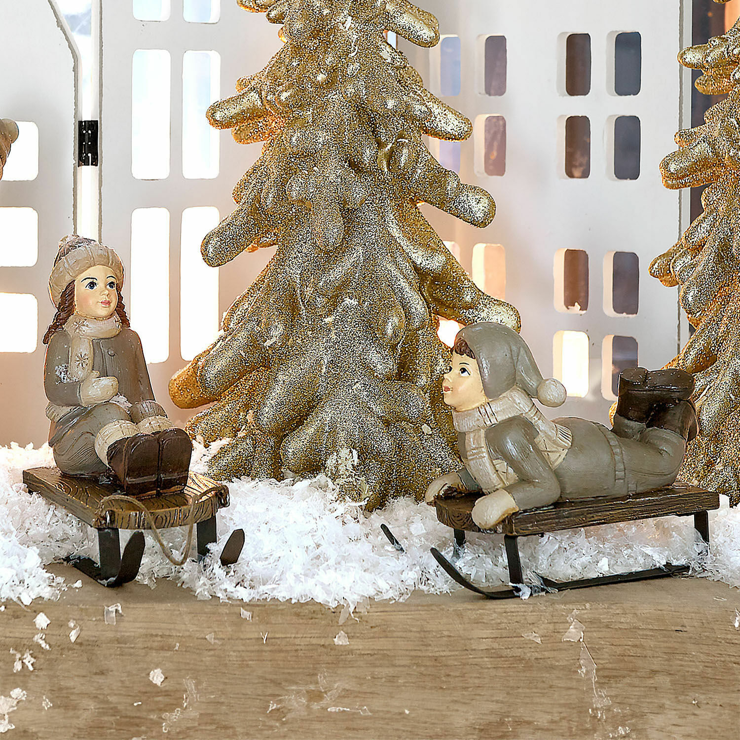 Lot de 2 figurines décoratives Xavienne Figurines d'enfants en tenue grise sur des luges devant des sapins dorés et neige artificielle