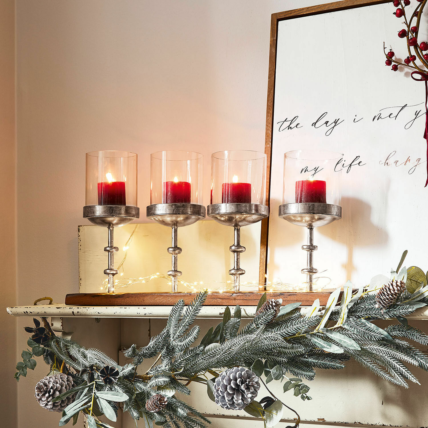 Bougeoirs Mavie Ensemble de quatre bougeoirs en verre et métal avec bougies rouges, décoration de Noël avec pommes de pin