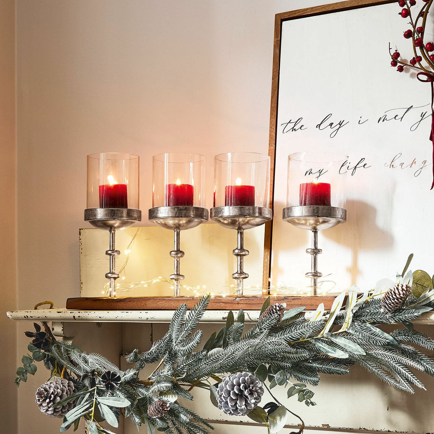 Bougeoirs Mavie Ensemble de quatre bougeoirs en verre et métal avec bougies rouges, décoration de Noël avec pommes de pin