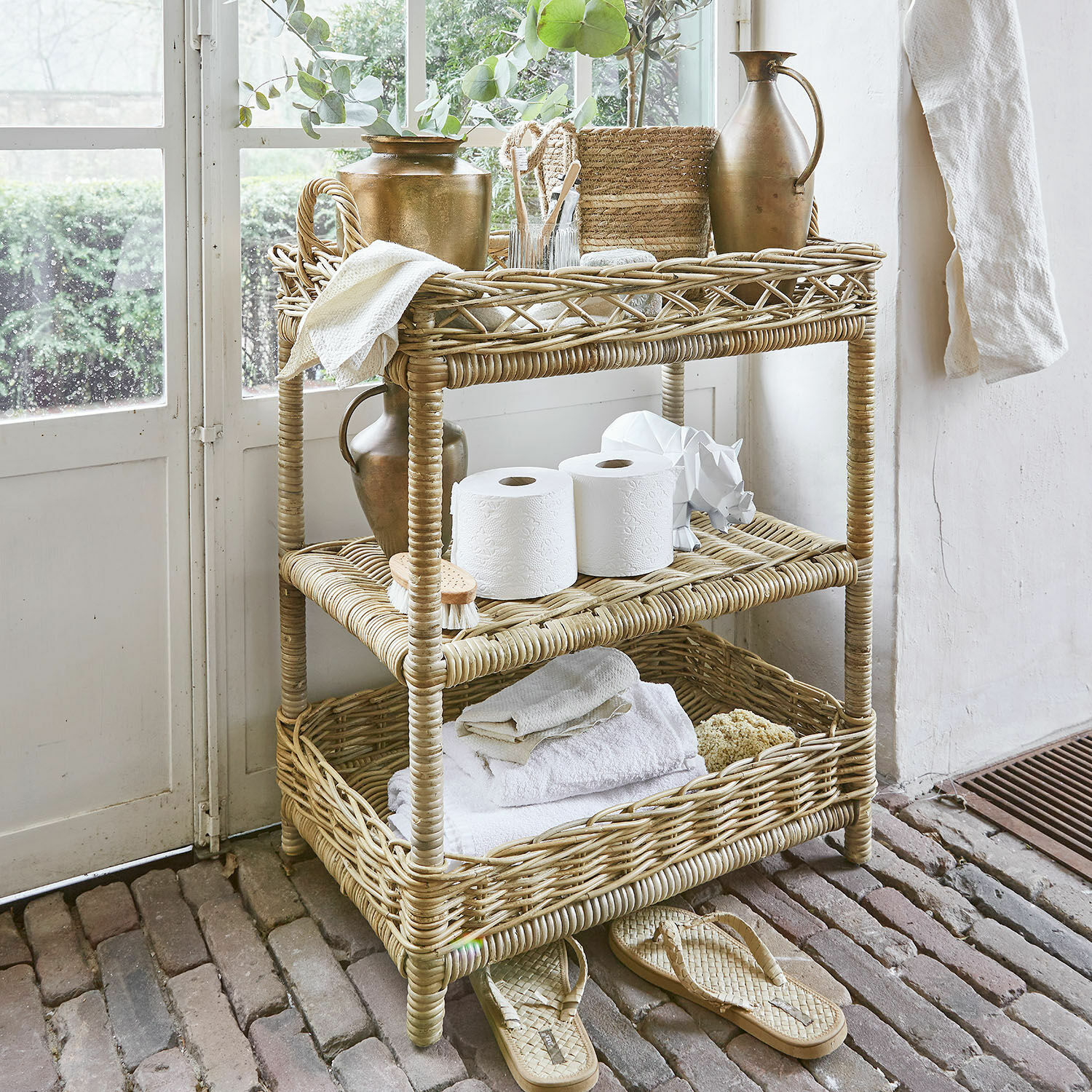 Étagère Ristal Étagère en osier naturel à trois niveaux avec serviettes et décorations, style rustique pour salle de bain
