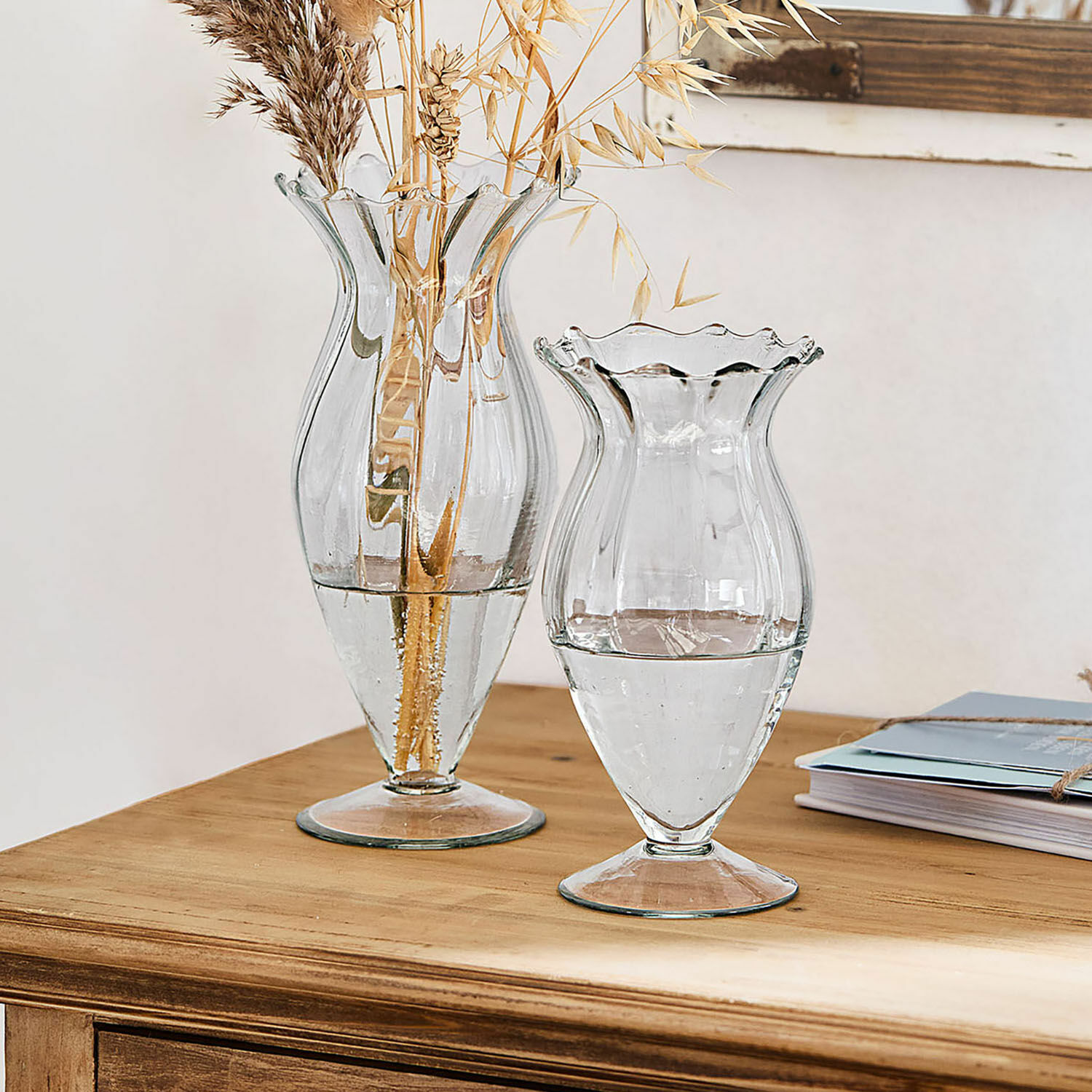 Lot de 2 vases Deniélou Vases en verre transparent avec bord ondulé sur une table en bois, décoration intérieure élégante