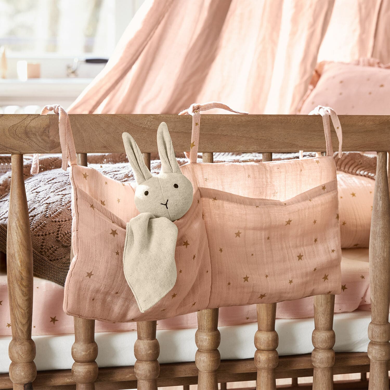 Pochette de rangement Vianne Organisateur rose en coton pour lit bébé avec poches et lapin en peluche pour ranger les jouets
