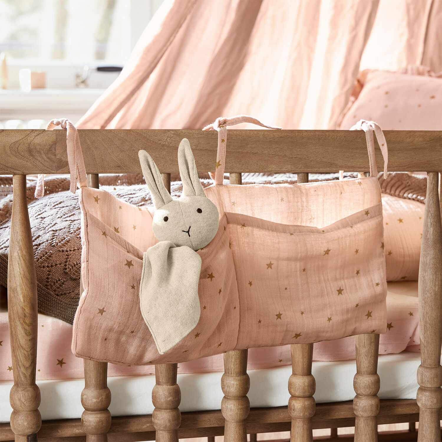 Pochette de rangement Vianne Organisateur rose en coton pour lit bébé avec poches et lapin en peluche pour ranger les jouets
