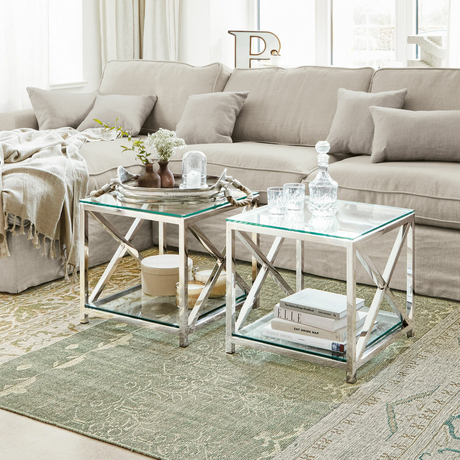Table d'appoint Stamford Ensemble de deux tables basses avec plateau en verre et cadre métallique argenté sur tapis vert