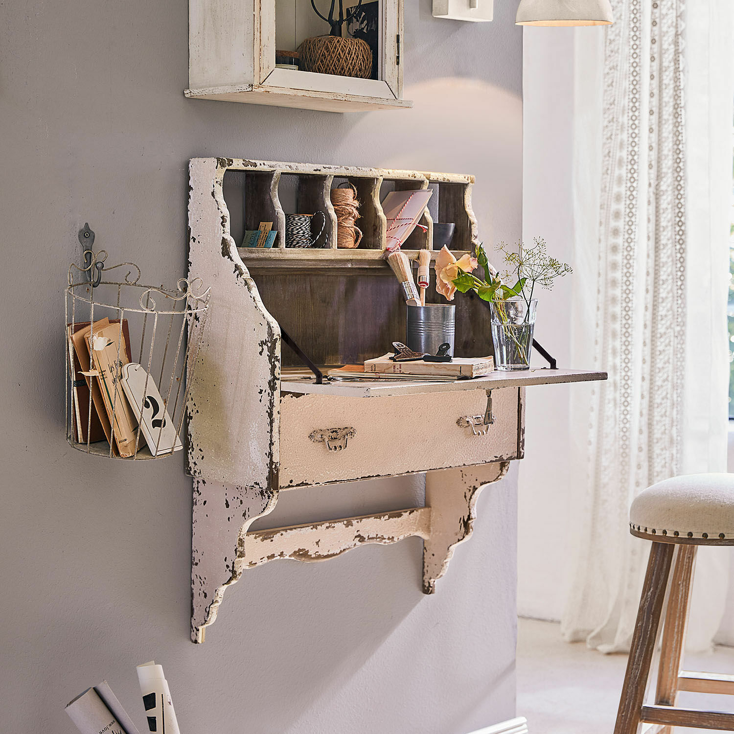 Secrétaire mural Sandrine Étagère murale en bois blanc vieilli avec espace bureau intégré dans un style rustique