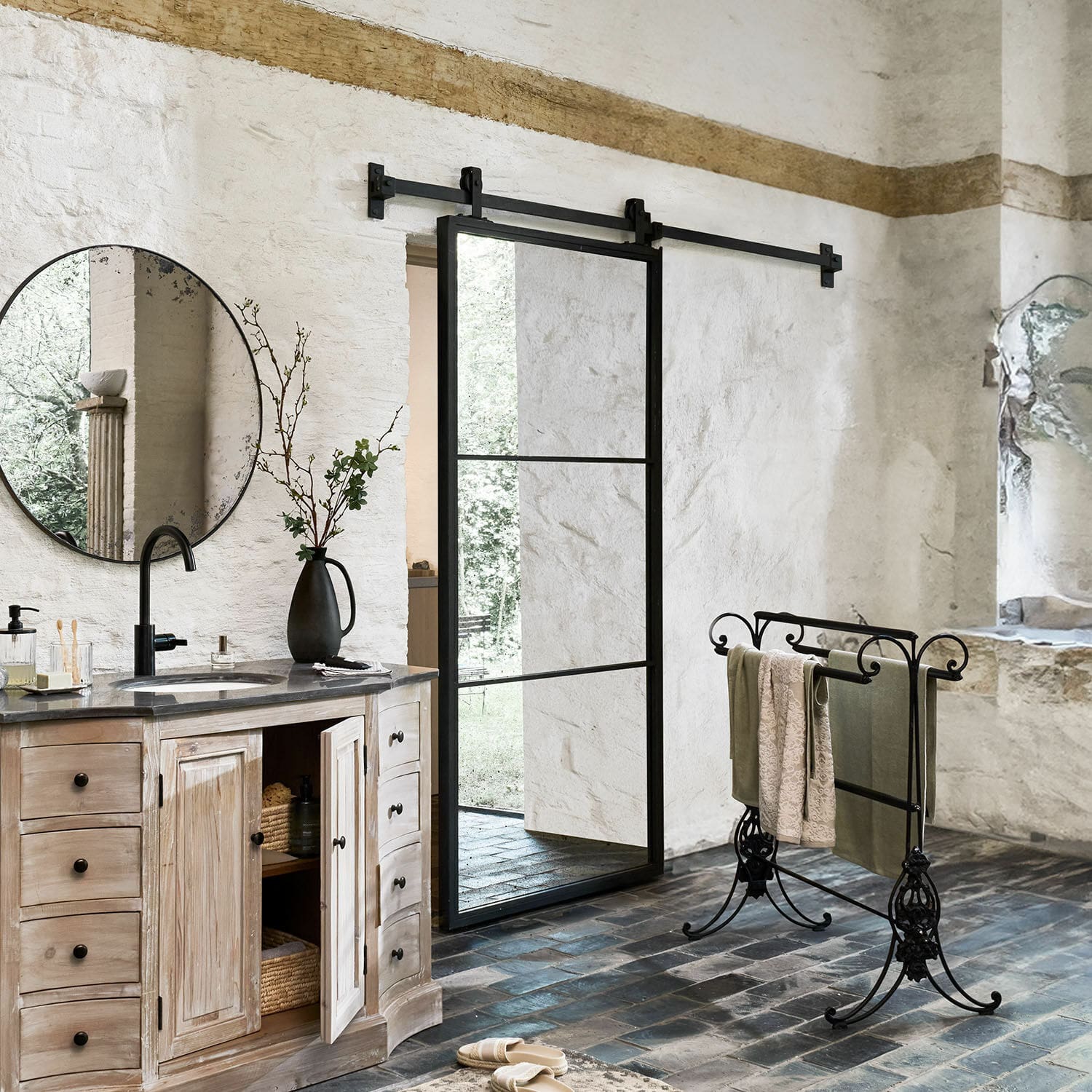 Porte coulissante Althorp Salle de bain rustique avec meuble en bois, porte-serviettes en métal noir et porte coulissante en verre