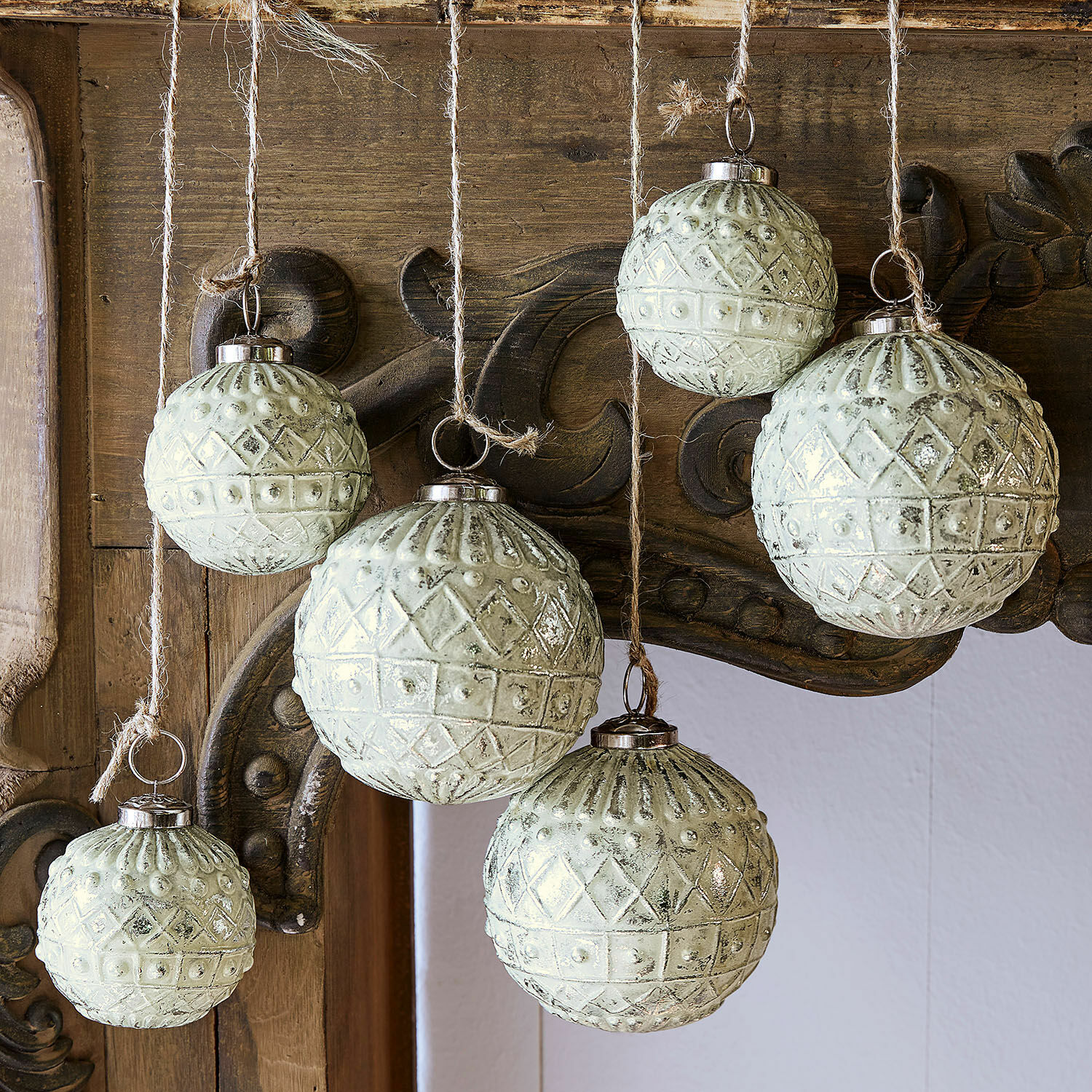 Lot de 6 décorations de Noël Gladwin Ensemble de six boules de Noël en verre vert pâle avec motif, suspendues à des cordes