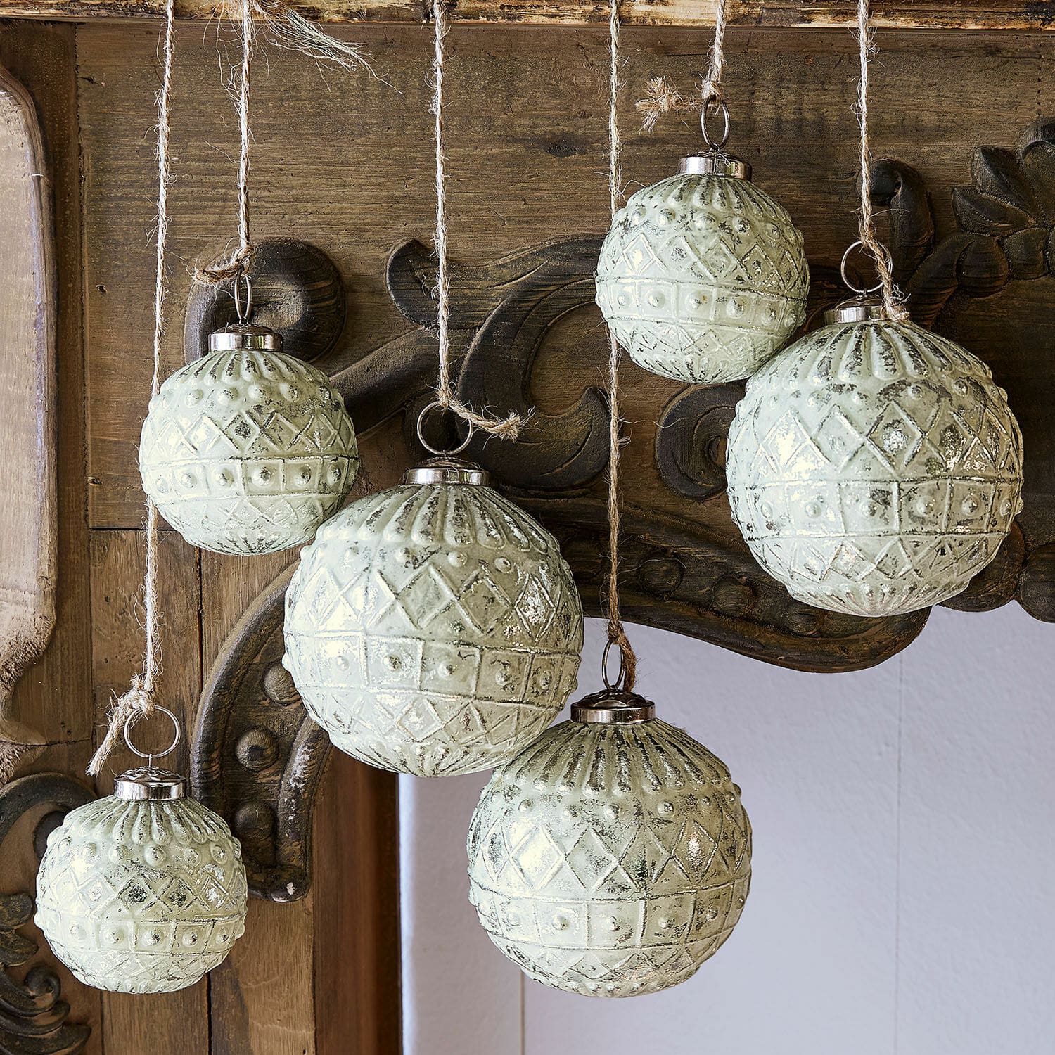 Lot de 6 décorations de Noël Gladwin Ensemble de six boules de Noël en verre vert pâle avec motif, suspendues à des cordes