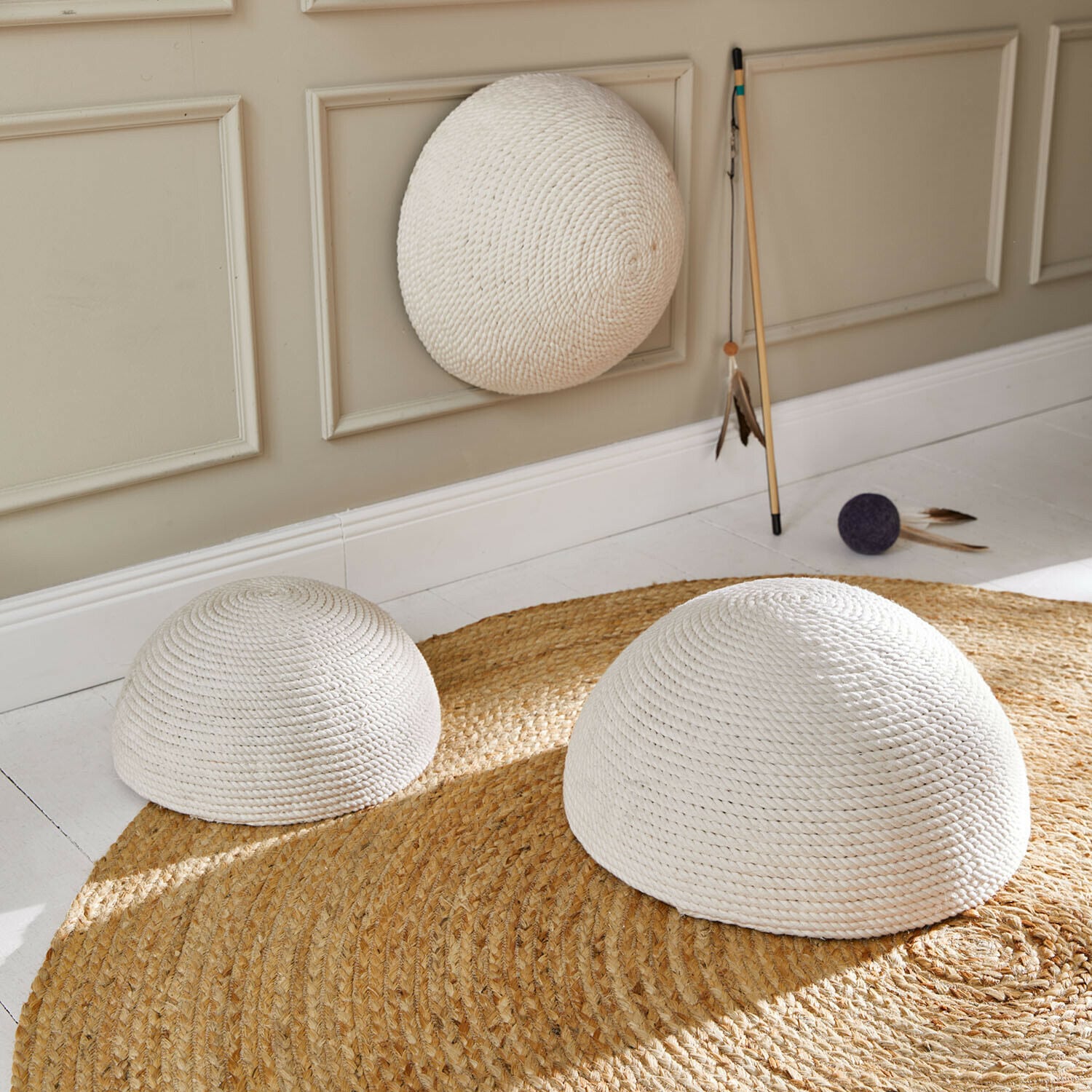 Lot de 3 griffoirs Hallira Trois demi-sphères blanches en corde tressée sur un tapis rond en jute dans un intérieur lumineux