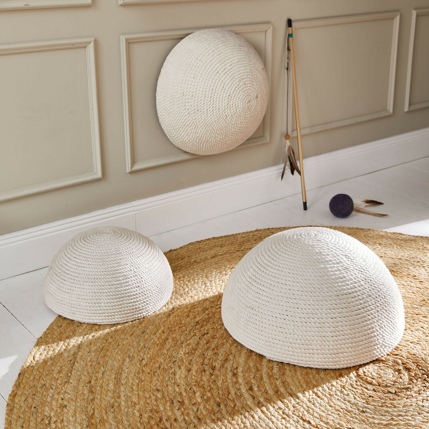 Lot de 3 griffoirs Hallira Trois demi-sphères blanches en corde tressée sur un tapis rond en jute dans un intérieur lumineux