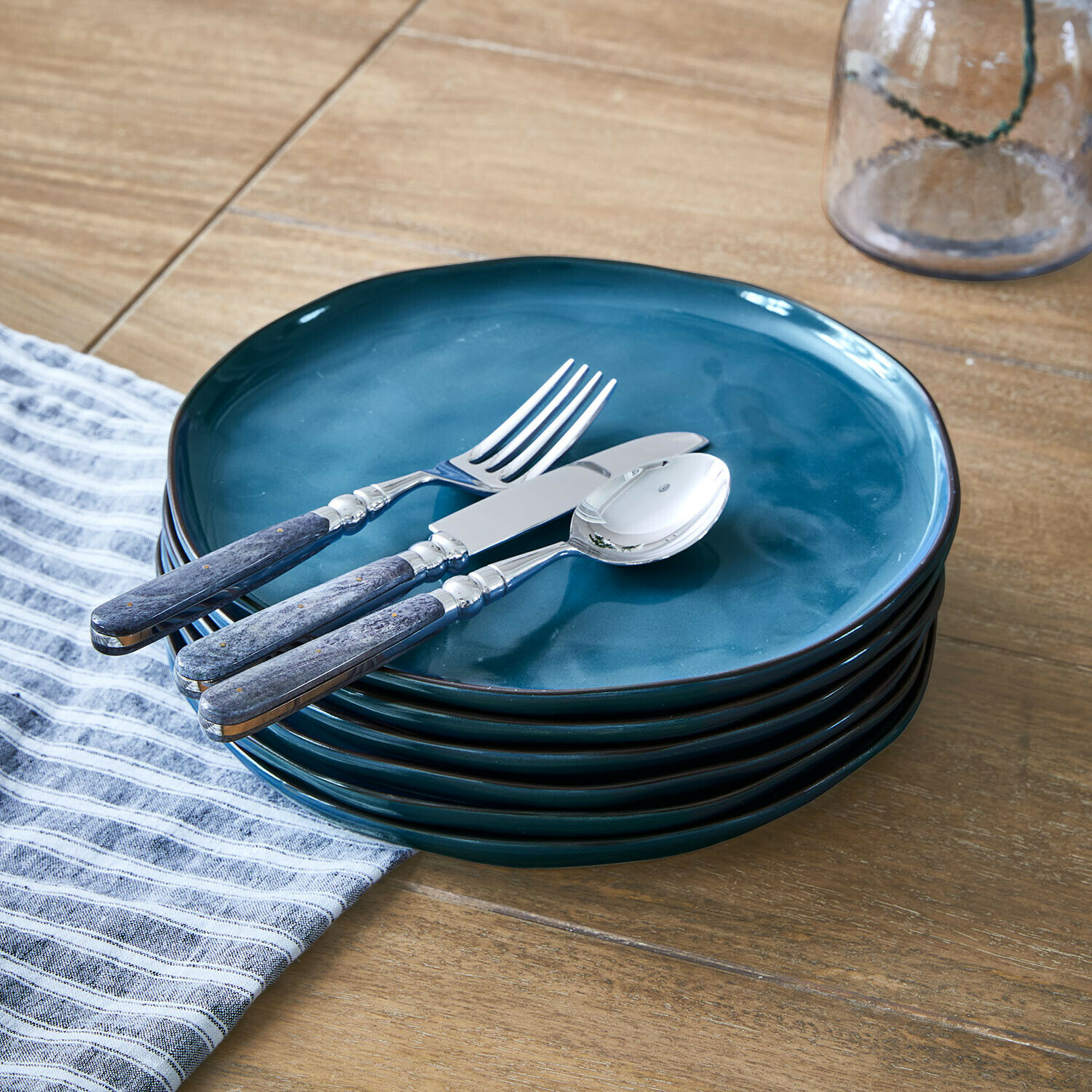 Lot de 6 assiettes Biarré Ensemble d'assiettes en céramique bleue avec couverts en métal à manches en bois sur table en bois