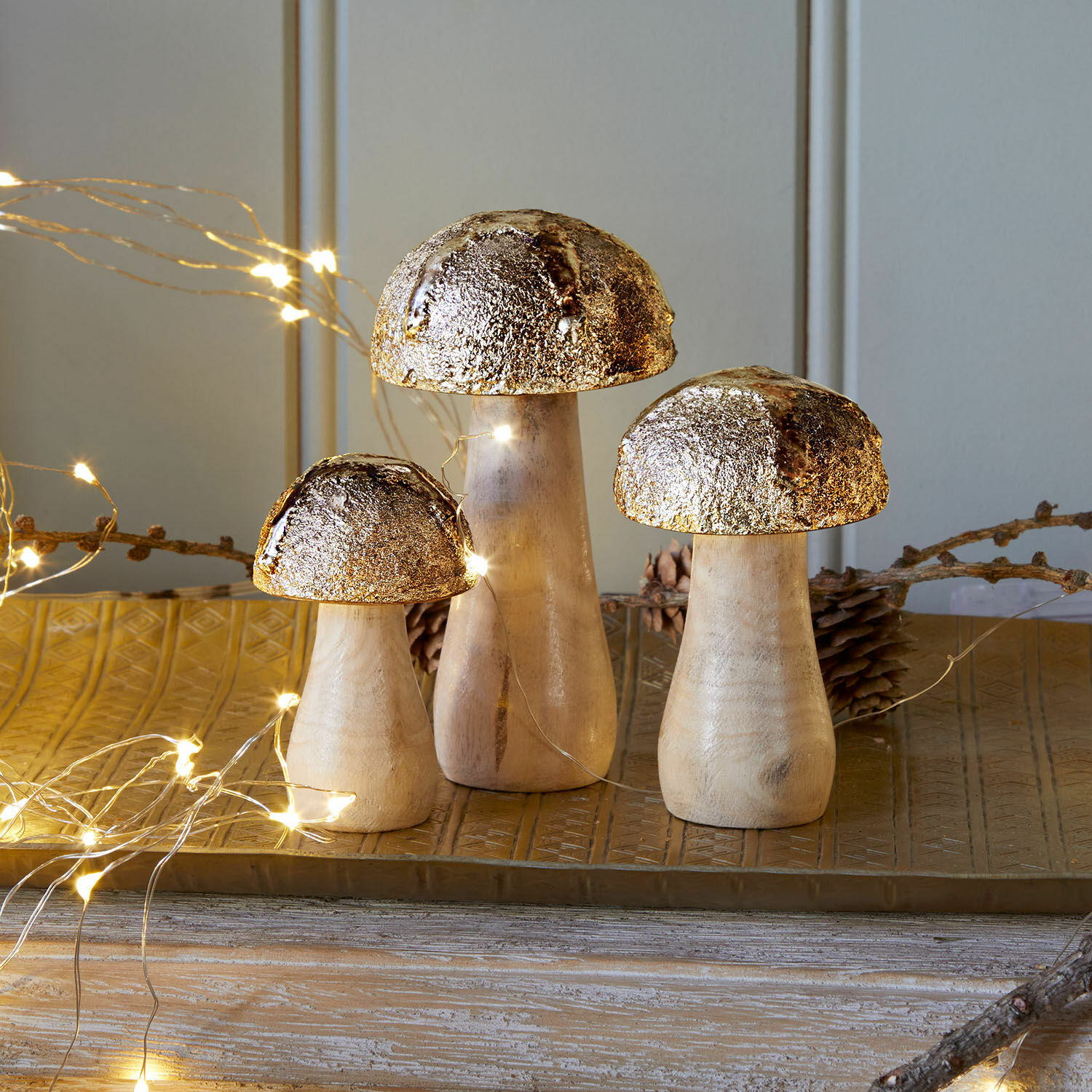 Lot de 3 champignons décoratifs Myrska Champignons décoratifs en bois avec chapeaux dorés métalliques sur plateau doré, décoration festive