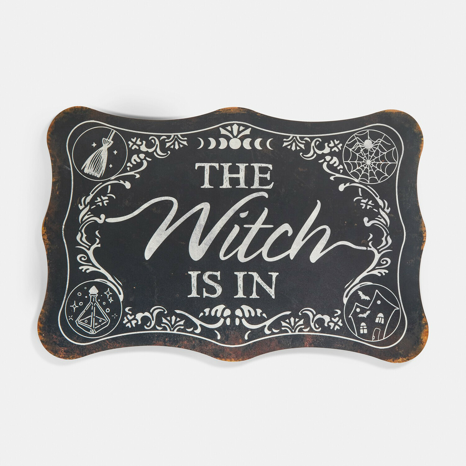 Plaque décorative Talmora Plaque décorative noire en métal avec inscription The Witch Is In et motifs d'Halloween