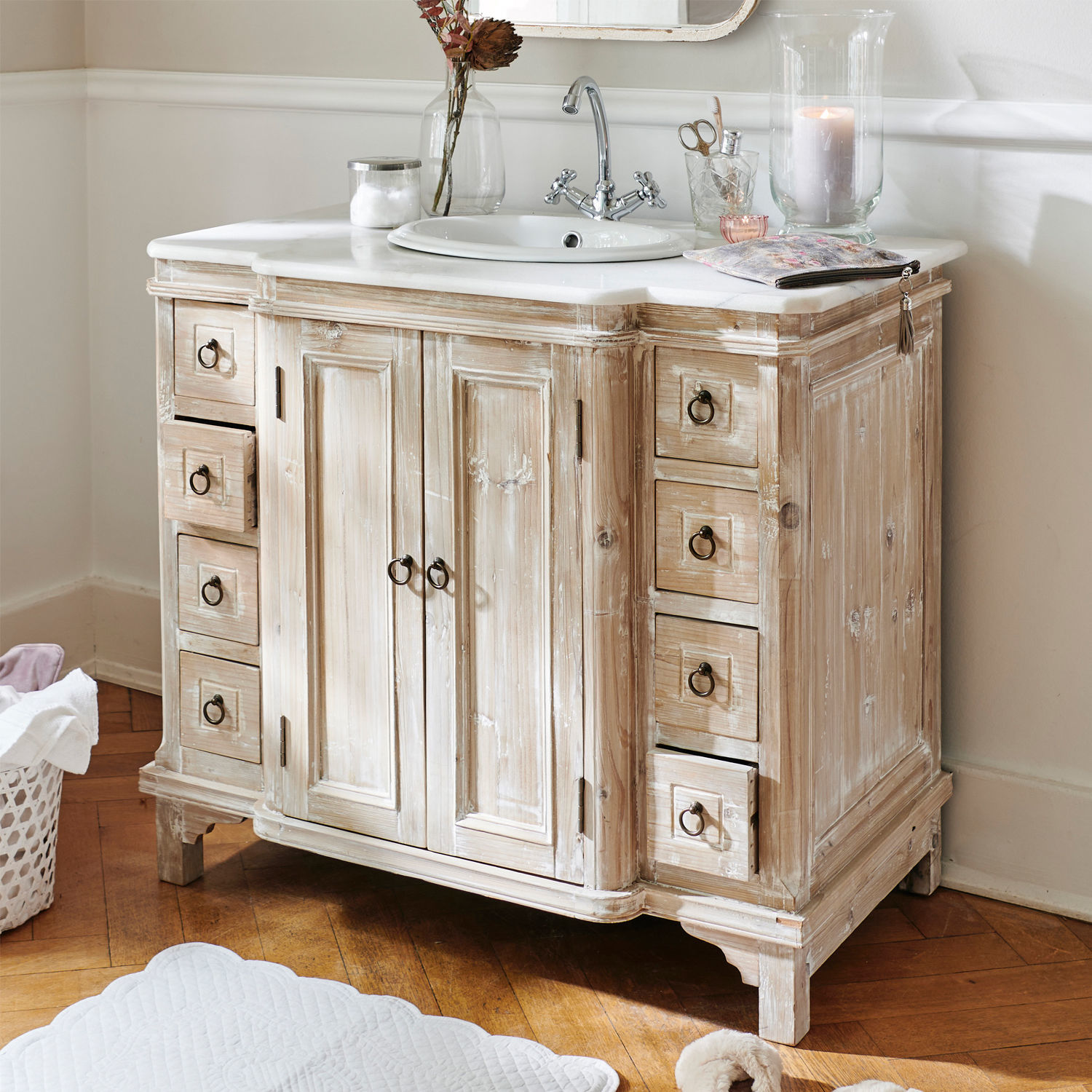 Meuble avec vasque Sunderland Meuble de salle de bain en bois patiné blanc avec lavabo et robinetterie chromée rustique