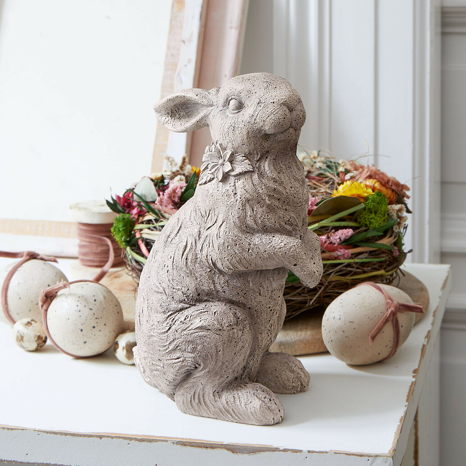 Lapin décoratif Ravencrest Statue de lapin en béton gris avec fleur au cou, décoration de Pâques pour table