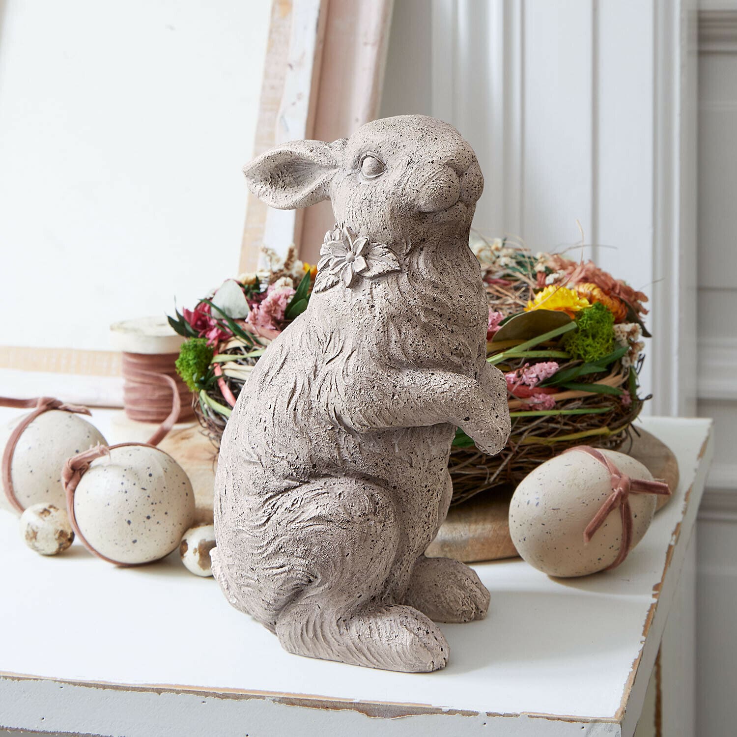 Lapin décoratif Ravencrest Statue de lapin en béton gris avec fleur au cou, décoration de Pâques pour table