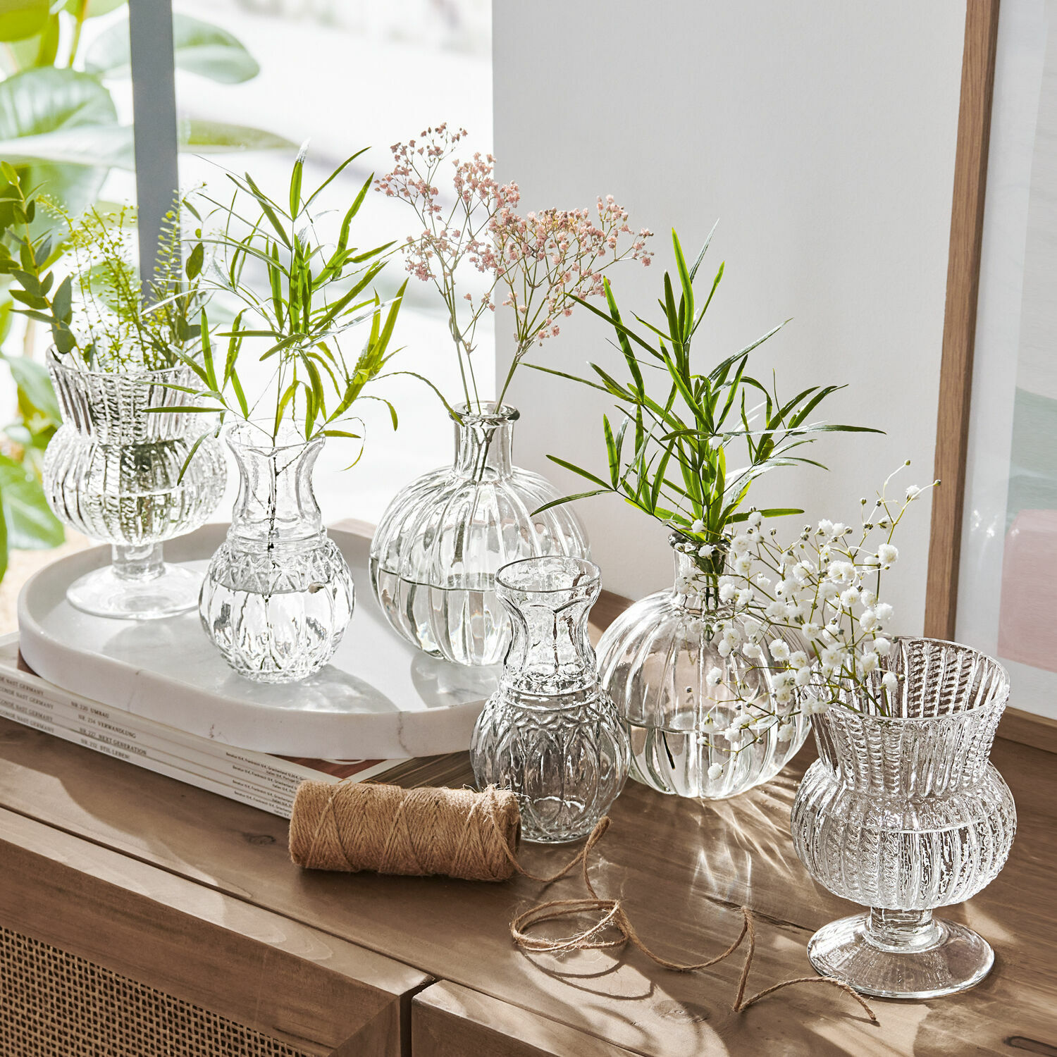 Lot de 6 vases Amber Ensemble de vases en verre transparent avec fleurs vertes et blanches sur un meuble en bois